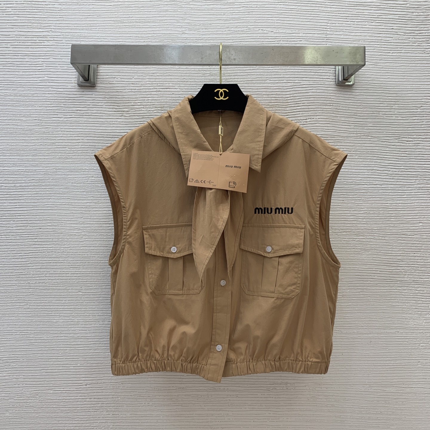 NO:328902,Model number D25040147 MIUMI*Miaojia New Customized Original Letter Logo Button Embroidered Logo Decorative Button Lapel Short Sleeveless Shirt!  Coffee, blue, (M size bust 110, 51 length), miumiu, alexander wang19860909款号D25040147 MIUMI*缪家新款定制原版字母logo纽扣刺绣徽标装饰系扣翻领短款无袖衬衣！咖色、蓝色、（M码胸围110,衣长51）,,miumiu,alexander wang,Women's clothing