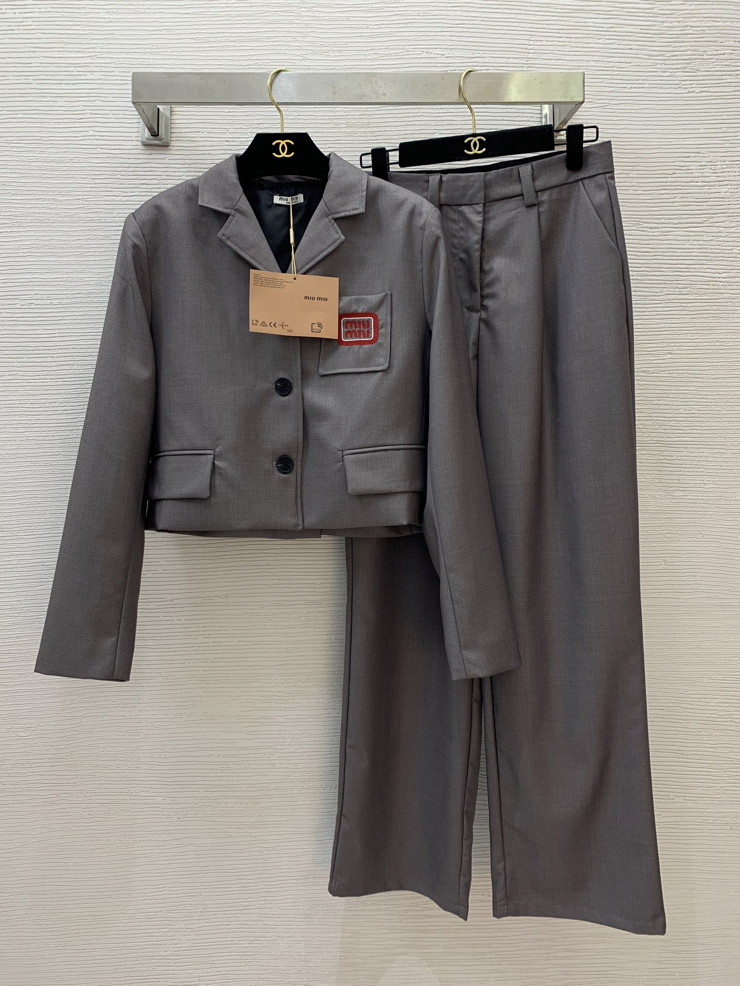 NO:329577,Model number D25040244 MiuMi* Miujia new style simple and fashionable red logo embroidered zipper buckle high waist straight wide-leg trousers trousers!  Gray, (M size waist 70, trousers length 103) pants, miumiu, alexander wang19860909款号D25040244 MiuMi*缪家新款 简约时尚红标logo刺绣拉链系扣门襟高腰直筒阔腿西裤长裤！灰色,（M码腰围70,裤长103）裤子,,miumiu,alexander wang,Women's clothing