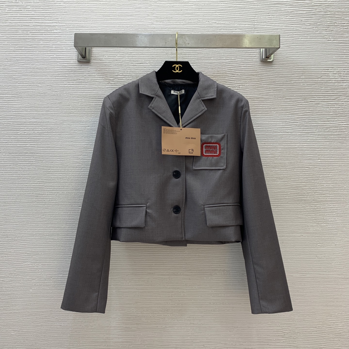 NO:329580,Model number D250402MiuMi*Miao Family New Style College Style Red Label Logo Embroidered Bamboo Small Lapel Short Long Sleeve Suit Jacket!  Gray, (M size shoulder width 40, bust 100, sleeve length 61, clothing length 49),,miumiu, jackets & coats,business suit,alexander wang19860909款号D250402MiuMi*缪家新款 学院风胸前红标logo刺绣胸章小翻领短款长袖西装外套！灰色,（M码肩宽40,胸围100,袖长61,衣长49）,,miumiu,jackets & coats,business suit,alexander wang,Women's clothing