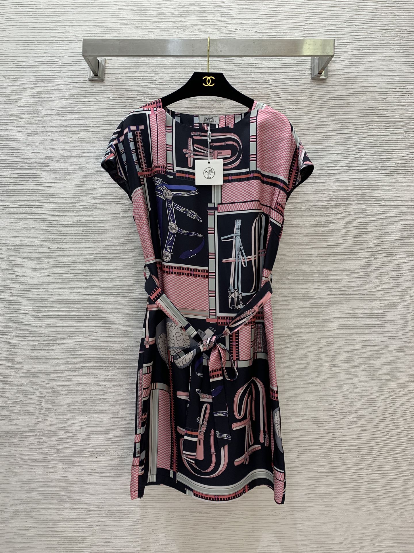 NO:328192,Model number G25040374 HERM*S new high-end custom 19 Mmi heavy silk twill, lined mulberry silk H home belt color-blocked printed loose-fitting version tuxedo dress!  Yellow, black, (M size shoulder width 60, bust 104, skirt length 96) hair, hermes, skirt, real silk, alexander wang19860909款号G25040374 HERM*S新款 高端定制19姆米重磅真丝斜纹绸、内衬桑蚕丝H家皮带拼色印花宽松版束腰连衣裙！黄色、黑色、（M码肩宽60,胸围104,裙长96）发,,hermes,skirts,real silk,alexander wang,Women's clothing