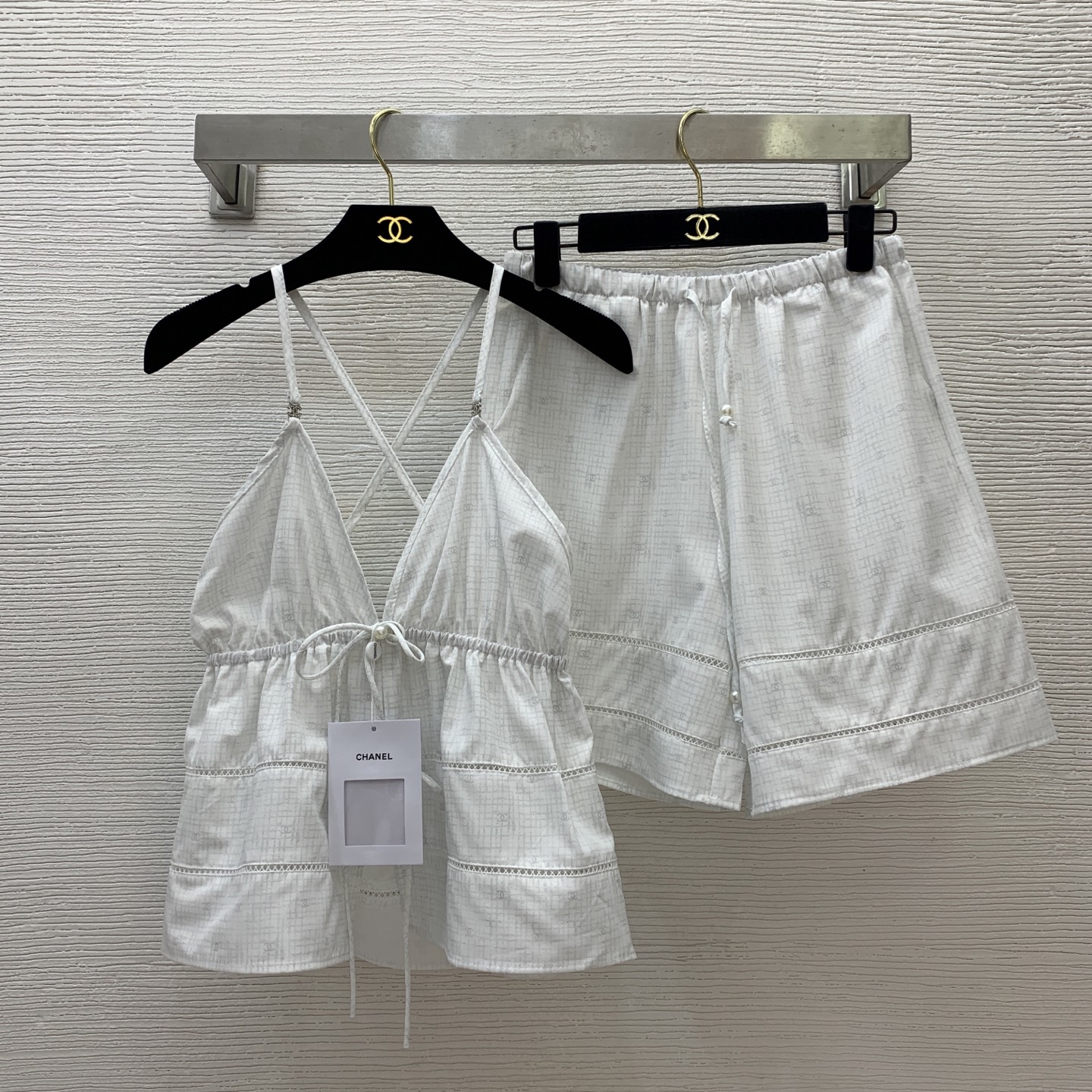 NO:327613,Model number D25040349 Chane* new little hot girl suit!  Double C accessories decorative bow suspender vest elastic waist loose casual five-point shorts!  White, (M size clothes length 58; waist circumference 66 tight, hip circumference 100, pants length 43), chanel, shorts, alexander wang19860909款号D25040349 Chane*新款小香辣妹套装！双C配件装饰蝴蝶结吊带背心松紧腰宽松休闲五分短裤！白色,（M码衣长58；腰围66松紧,臀围100,裤长43),,chanel,shorts,alexander wang,Women's clothing