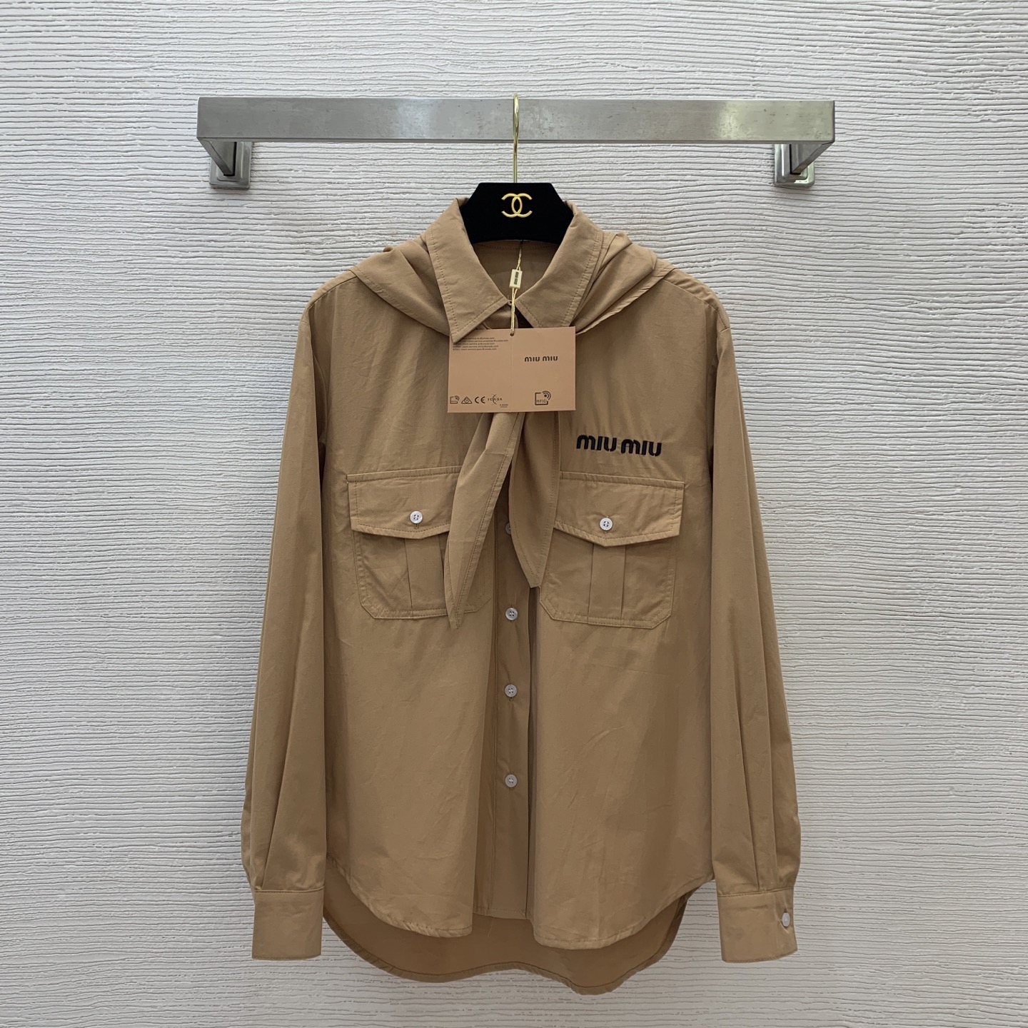 NO:329566,Model number D25040254 MIUMI*Miaojia New Customized Original Letter Logo Button Embroidered Logo Decorated Loose Fashion Button Lapel Long Sleeve Shirt!  Coffee, blue, (M size shoulder width 46, bust 106, sleeve length 57, front garment length 67/72),,miumiu,alexander wang19860909款号D25040254 MIUMI*缪家新款定制原版字母logo纽扣刺绣徽标装饰宽松时尚系扣翻领长袖衬衣！咖色、蓝色、（M码肩宽46,胸围106,袖长57,前衣长67/72）,,miumiu,alexander wang,Women's clothing