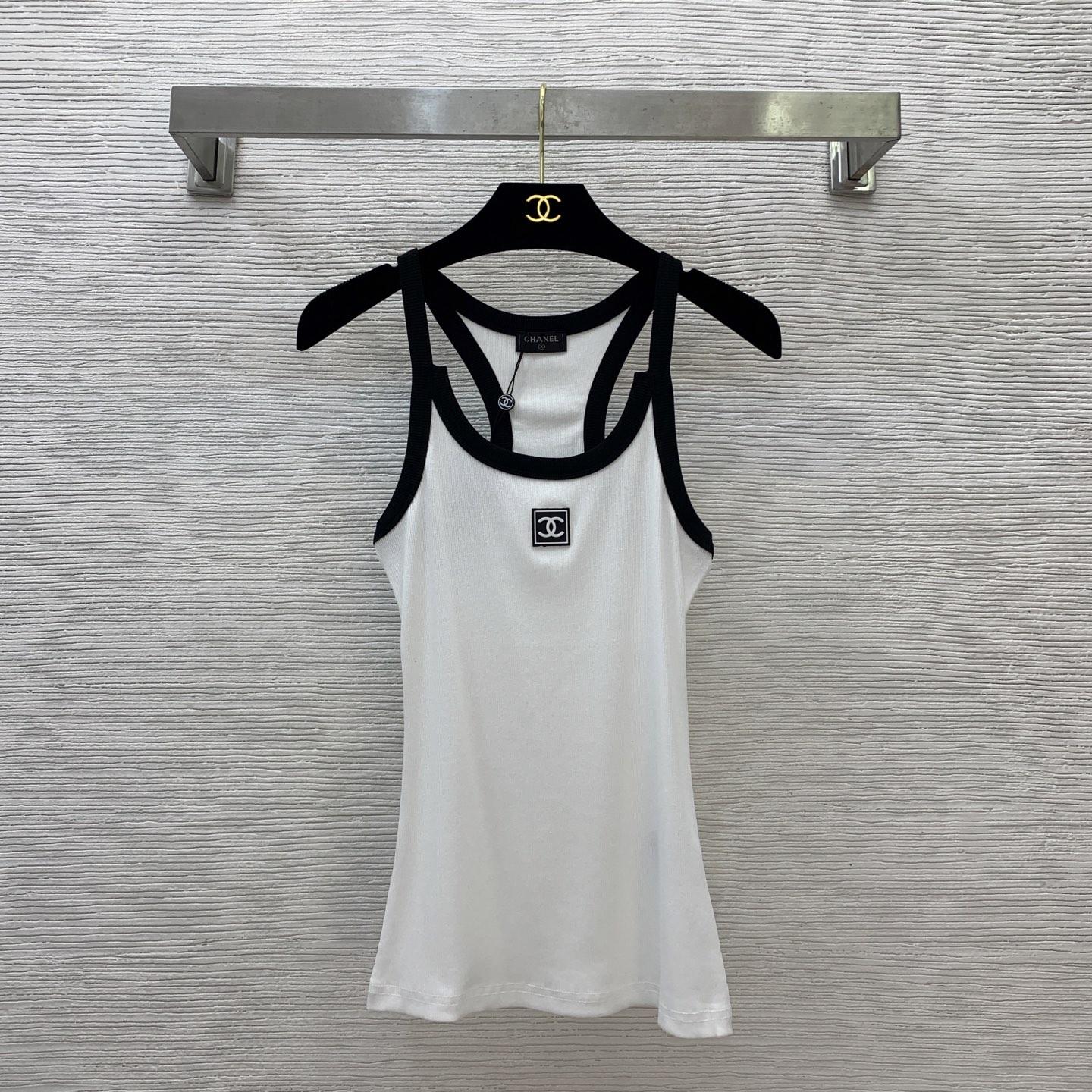 NO:329584,Model number D25040284 Chane* new Xiaoxiang medieval style silicone logo badge black and white contrasting thread cotton elastic slim fit slim suspender vest!  Black, white, (M size bust 68, 56 length of clothing high elasticity), chanel, alexander wang19860909款号D25040284 Chane*新款小香中古风硅胶logo徽章黑白撞色螺纹棉弹力修身显瘦吊带背心！黑色、白色、（M码胸围68,衣长56面料高弹）,,chanel,alexander wang,Women's clothing