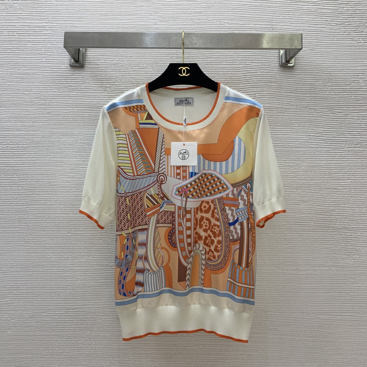 NO:328888,Model number G25040127 Recommended for running volume HERME*S new custom imitation silk satin splicing back piece knitted fabric, H home contrast printing fashionable and versatile short-sleeved stretch sweater top!  Apricot, pink, single size (shoulder width 40, bust 104, sleeve length 26, clothing length 60), hermes, T-shirt, real silk, alexander wang19860909款号G25040127 跑量推荐HERME*S新款定制仿真丝缎面拼接后片针织面料、H家撞色印花时尚百搭短袖弹力针织衫上衣！杏色、粉色、均码（肩宽40,胸围104,袖长26,衣长60）,,hermes,T-shirt,real silk,alexander wang,Women's clothing