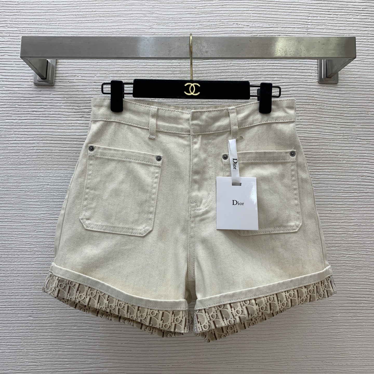 NO:622984,Style No. D25040847 Dio* new D’s high-end customized washed denim cotton version is crisp and stylish!  All-over presbyopia logo printed double pocket cuffed high waist wide leg denim shorts on the inside!  (M size waist 72, hip 96, pants length 34) hair,,dior,dior,shorts,alexander wang19860909款号D25040847 Dio*新款D家高端定制水洗牛仔棉版型挺括有型！内里通体老花logo印花双口袋翻边高腰阔腿牛仔短裤！（M码腰围72,臀围96,裤长34）发,,dior,dior,shorts,alexander wang,Women's clothing