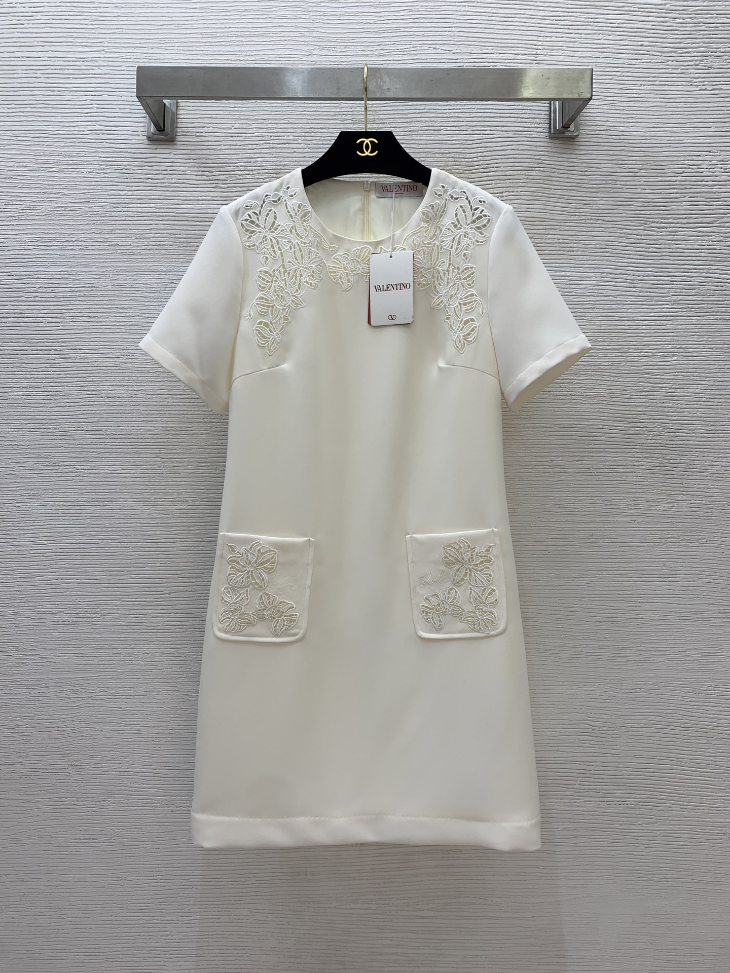 NO:331228,Model number G25041477 VALENTIN*O Warren Home New High-end Customized Heavy Industry Hollow Hook Double Pocket Spliced ​​Slim and Short Sleeve Dress!  Apricot, pink, (Size S shoulder width 36, bust 86, waist 80, sleeve length 21, skirt length 88), valentino, valentino, skirt, T-shirt, alexander wang19860909款号G25041477 VALENTIN*O华伦家新款 高端定制重工镂空勾花双口袋拼接修身显瘦短袖连衣裙！杏色、粉色、（S码肩宽36,胸围86,腰围80,袖长21,裙长88）,,valentino,valentino,skirts,T-shirt,alexander wang,Women's clothing