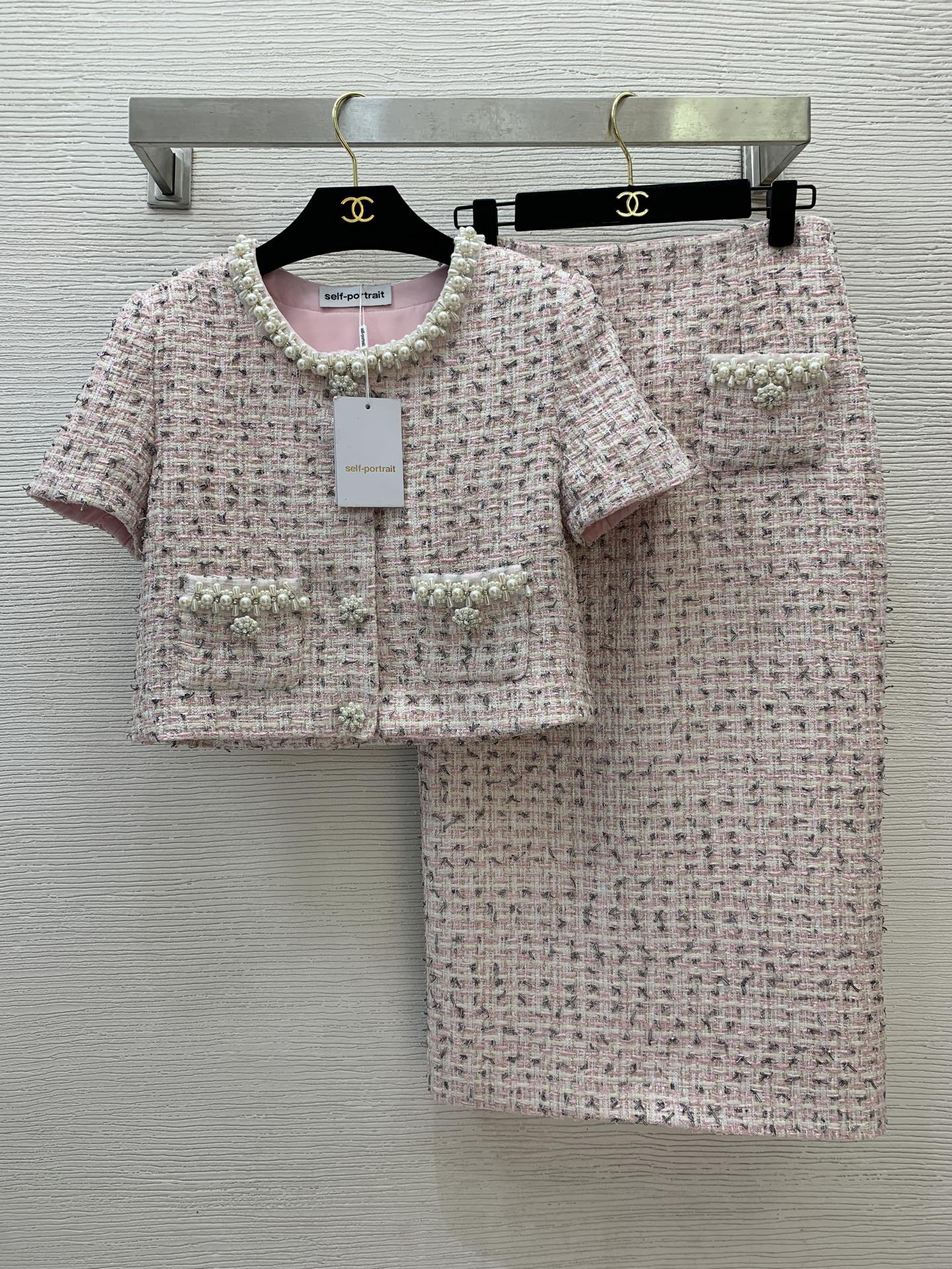 NO:590473,Model No. G25040842 Self-portrai* new model for SP family, high-end custom glitter gold thread braided tweed suit with elegant ladylike style!  Luxurious diamond-embellished and pearl-edged short fashion buttoned round neck short-sleeved top with high waist and hip slit long skirt!  (M size bust 94, sleeve length 20, dress length 43; waist 72, hip 90, skirt length 80) Top,,skirts,T-shirt,alexander wang19860909款号G25040842 Self-portrai*新款SP家新款 高端定制闪丝金线编织粗花呢气质名媛小香风套装！奢华镶钻珍珠边装饰短款时尚系扣圆领短袖上衣高腰包臀开叉长款半身裙！（M码胸围94,袖长20,衣长43；腰围72,臀围90,裙长80）上,,skirts,T-shirt,alexander wang,Women's clothing