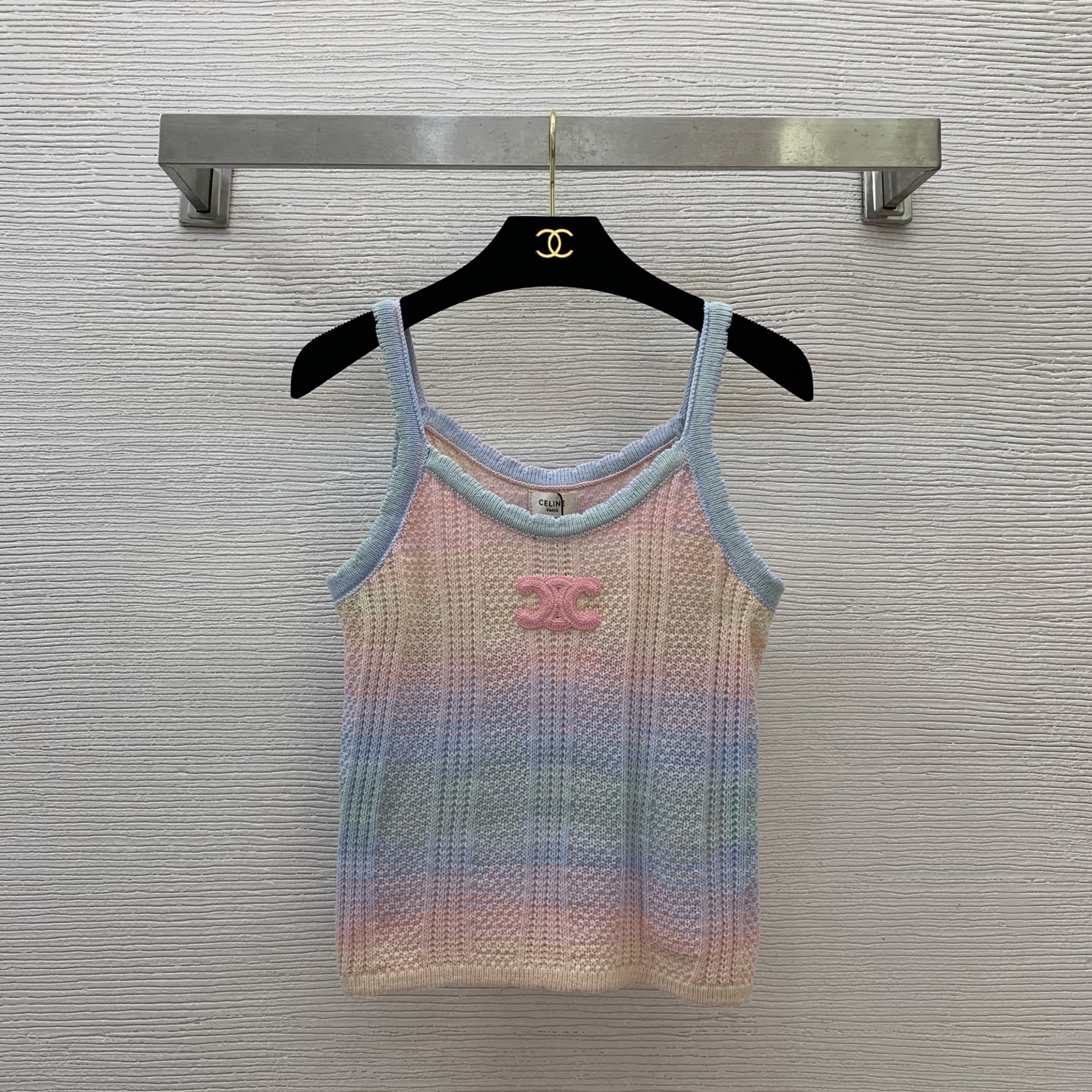 NO:331227,Model number D25041429 Celin* new style Arc de Triomphe logo gradient rainbow dopamine suspender knitted vest top!  (M size bust 76, garment length 50/fabric elastic large size is for reference only), celine, alexander wang19860909款号D25041429 Celin*新款 胸前凯旋门logo渐变彩虹多巴胺吊带针织背心上衣！（M码胸围76,衣长50/面料弹力大尺寸仅供参考）,,celine,alexander wang,Women's clothing