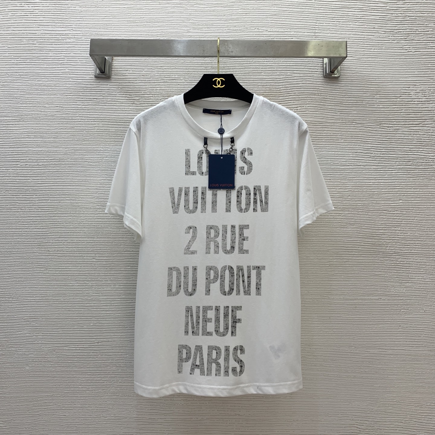 NO:330648,Model number D25041223 LOUIS*Dujia LV new style black metal chain decorative number 1854 letter printed loose fashionable short-sleeved T-shirt top!  White, (M size shoulder width 43, bust 96, sleeve length 20, clothing length 66),,louis vuitton,louis vuitton,louis vuitton,louis vuitton,t-shirt,tees,t-shirt,alexander wang19860909款号D25041223 LOUIS*驴家LV新款 黑色金属链条装饰数字1854字母印花宽松时尚短袖t恤上衣！白色,（M码肩宽43,胸围96,袖长20,衣长66）,,louis vuitton,louis vuitton,louis vuitton,louis vuitton,T-shirt,tees，t-shirt,alexander wang,Women's clothing