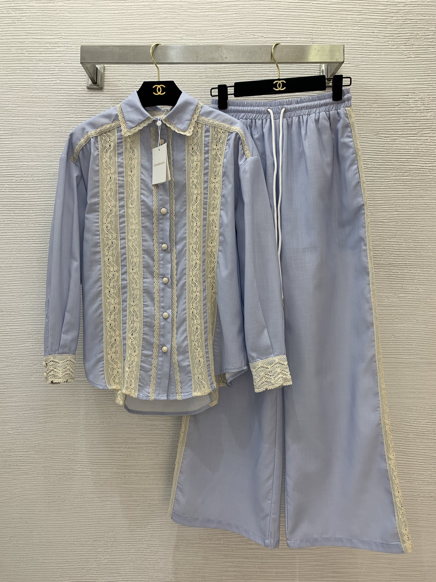 NO:331236,Model number D25041275 ZIMMERMA*N High-end custom cotton and linen breathable fabric lace splicing fashion two-piece set!  Loose and versatile buttoned lapel long-sleeved shirt with pockets on both sides of elastic waist wide-leg pants!  1.2.3.4 (2 size shoulder width 51, front waist circumference 114/124, sleeve length 50, front garment length 65/71; waist circumference 64 elastic, hip circumference 102, trousers length 101),,alexander wang19860909款号D25041275 ZIMMERMA*N 兹默曼澳洲品牌高端定制棉麻透气面料蕾丝拼接时尚两件套装！宽松百搭系扣翻领长袖衬衣两侧插口袋松紧腰阔腿裤长裤！1.2.3.4（2码肩宽51,前腰围114/124,袖长50,前衣长65/71；腰围64松紧,臀围102,裤长101）,,alexander wang,Women's clothing