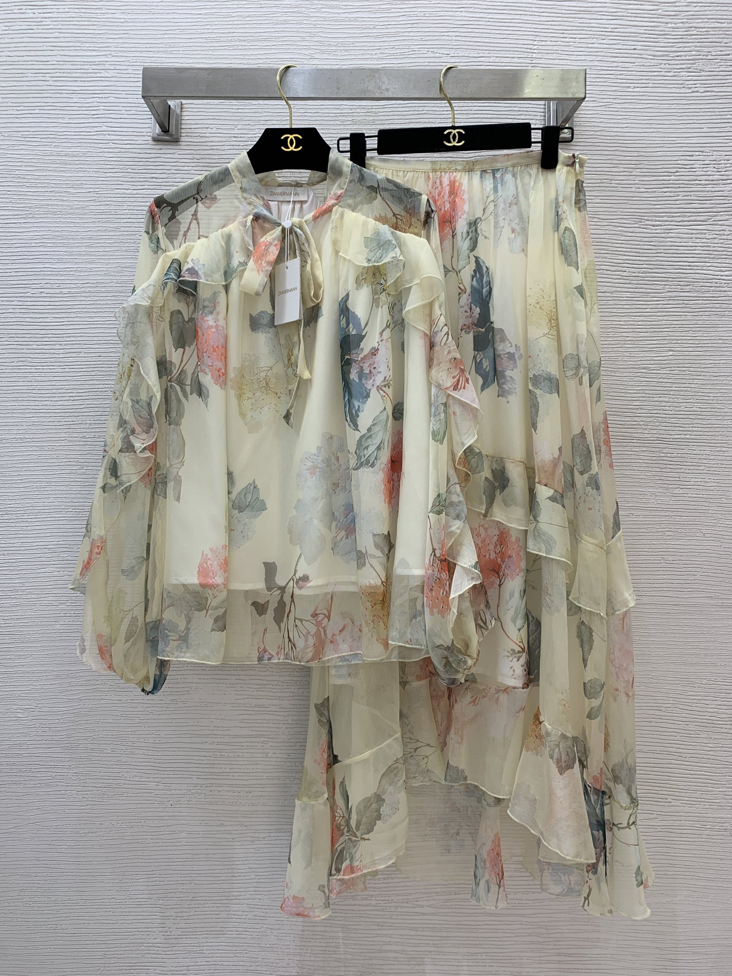 NO:331226,Model number G25041457 ZIMMERMA*N Australia brand high-end custom silk blend light and flowing fashionable floral print two-piece set!  Ruffled spliced ​​lantern sleeves tie neckline loose long sleeve shirt top high waist large irregular skirt!  1.2.3.4/SMLXL (2 size bust 156, sleeve length 61, clothing length 67; waist 74, skirt length 102), skirts, real silk, alexander wang19860909款号G25041457 ZIMMERMA*N兹默曼澳洲品牌高端定制真丝混纺轻薄飘逸时尚花卉印花两件套装！荷叶边拼接灯笼袖系带领宽松长袖衬衣上衣高腰大摆不规则半身裙！1.2.3.4/SMLXL（2码胸围156,袖长61,衣长67；腰围74,裙长102）,,skirts,real silk,alexander wang,Women's clothing