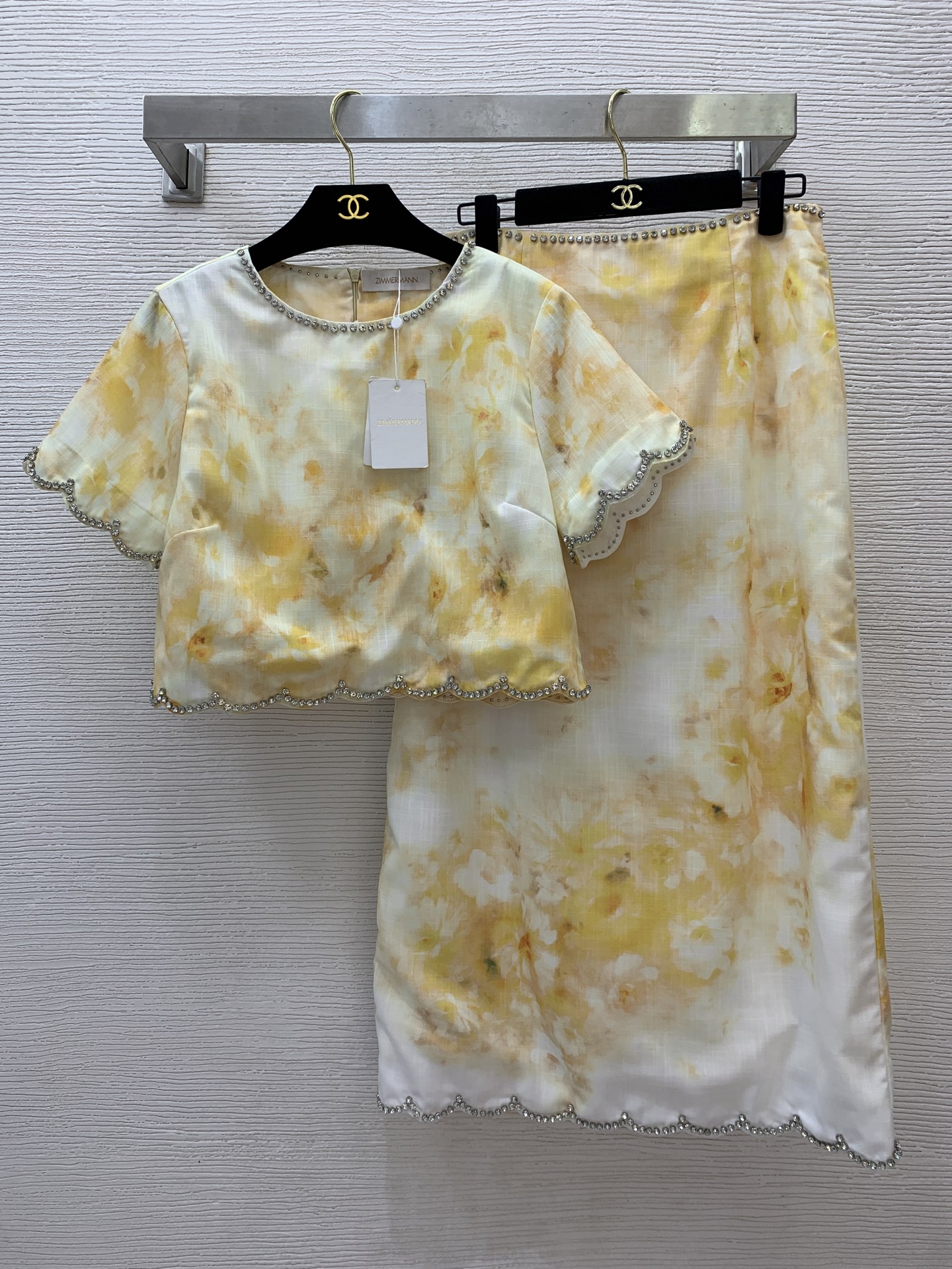 NO:331232,Model number G25041438 ZIMMERMAN*Zimmerman Australian brand High-end customized cotton and linen blend fabric high-end sense Heavy industry diamond bead wavy edge temperament set!  Fashionable and sexy short-sleeved top with a long high-waisted rear slit skirt!  1.2.3.4/SMLXL (2 size shoulder width 38, bust 96, sleeve length 19, garment length 42; waist 72, hip 96, skirt length 85), skirt , T-shirt, alexander wang19860909款号G25041438 ZIMMERMAN*兹默曼澳洲品牌 高端定制棉麻混纺面料高级感重工镶钻钉珠波浪边气质套装！时尚性感露肚脐短袖上衣长款高腰后开叉半身裙！1.2.3.4/SMLXL（2码肩宽38,胸围96,袖长19,衣长42；腰围72,臀围96,裙长85）,,skirts,T-shirt,alexander wang,Women's clothing