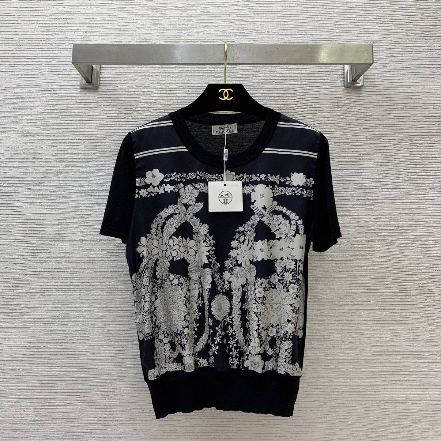 NO:330657,Model number G25041243 Hermè* new high-end custom fabric front piece 19 Mmè silk twill spliced ​​back piece plaid knit fabric, flower printed pattern round neck pullover short-sleeved sweater top!  Black, pink, green, (M size bust 96, sleeve length 21, clothing length 57), hermes, T-shirt, real silk, alexander wang19860909款号G25041243 Hermè*新款高端定制面料前片19姆米真丝斜纹绸拼接后片格纹针织面料、花朵印花图案圆领套头短袖针织衫上衣！黑色、粉色、绿色、（M码胸围96,袖长21,衣长57）,,hermes,T-shirt,real silk,alexander wang,Women's clothing