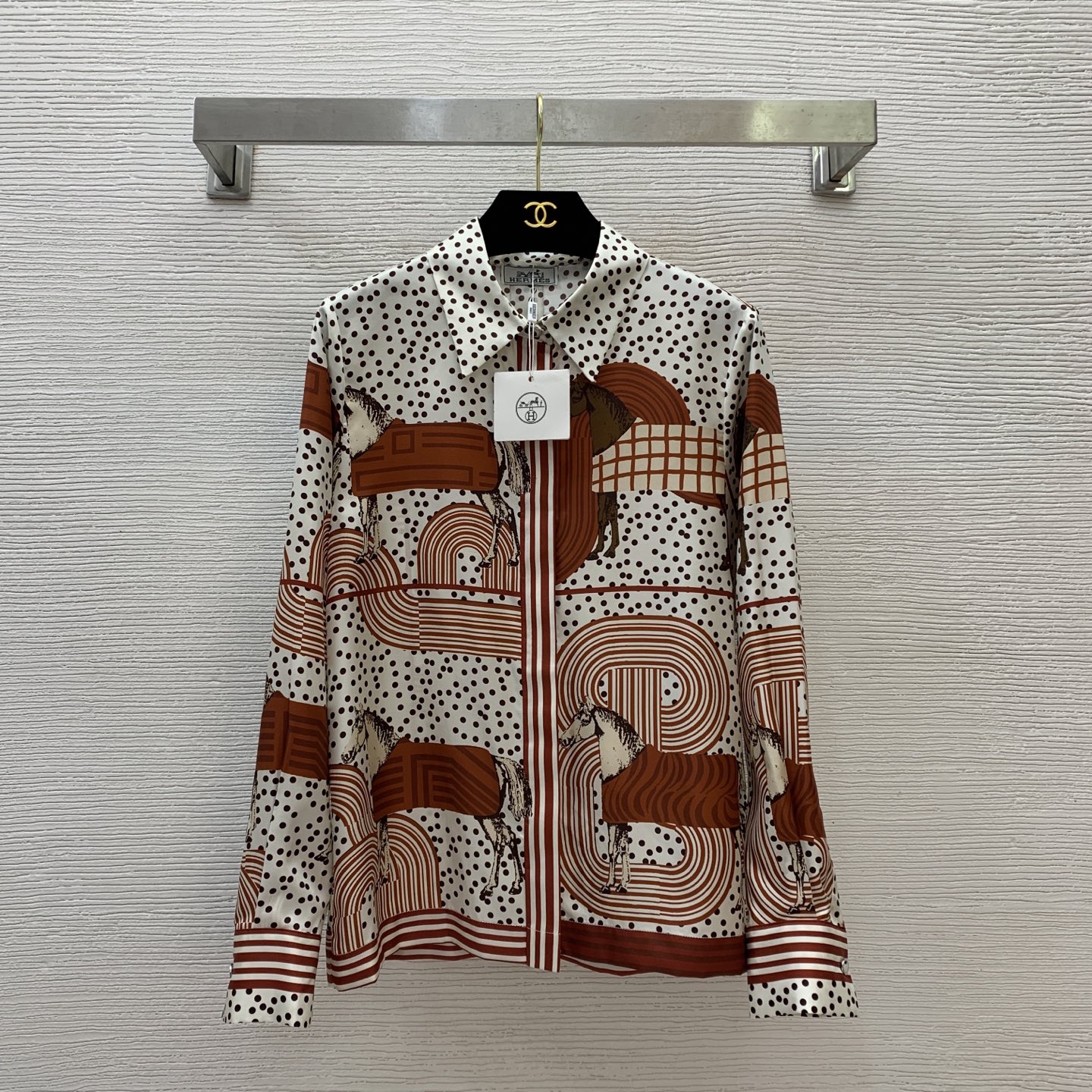 NO:331240,Model number G25041483 HERM*S new high-end customization uses 19mmi silk twill fabric, H family horse pattern polka dot fashion printed buttoned lapel loose long-sleeved silk shirt!  Red, gray, (M size shoulder width 39, front bust 96/104, sleeve length 59, garment length 62, hermes, real silk, alexander wang19860909款号G25041483 HERM*S新款 高端定制采用19姆米真丝斜纹绸面料、H家骏马图案波点时尚印花系扣翻领宽松长袖真丝衬衣！红色、灰色、（M码肩宽39,前胸围96/104,袖长59,衣长62,,hermes,real silk,alexander wang,Women's clothing
