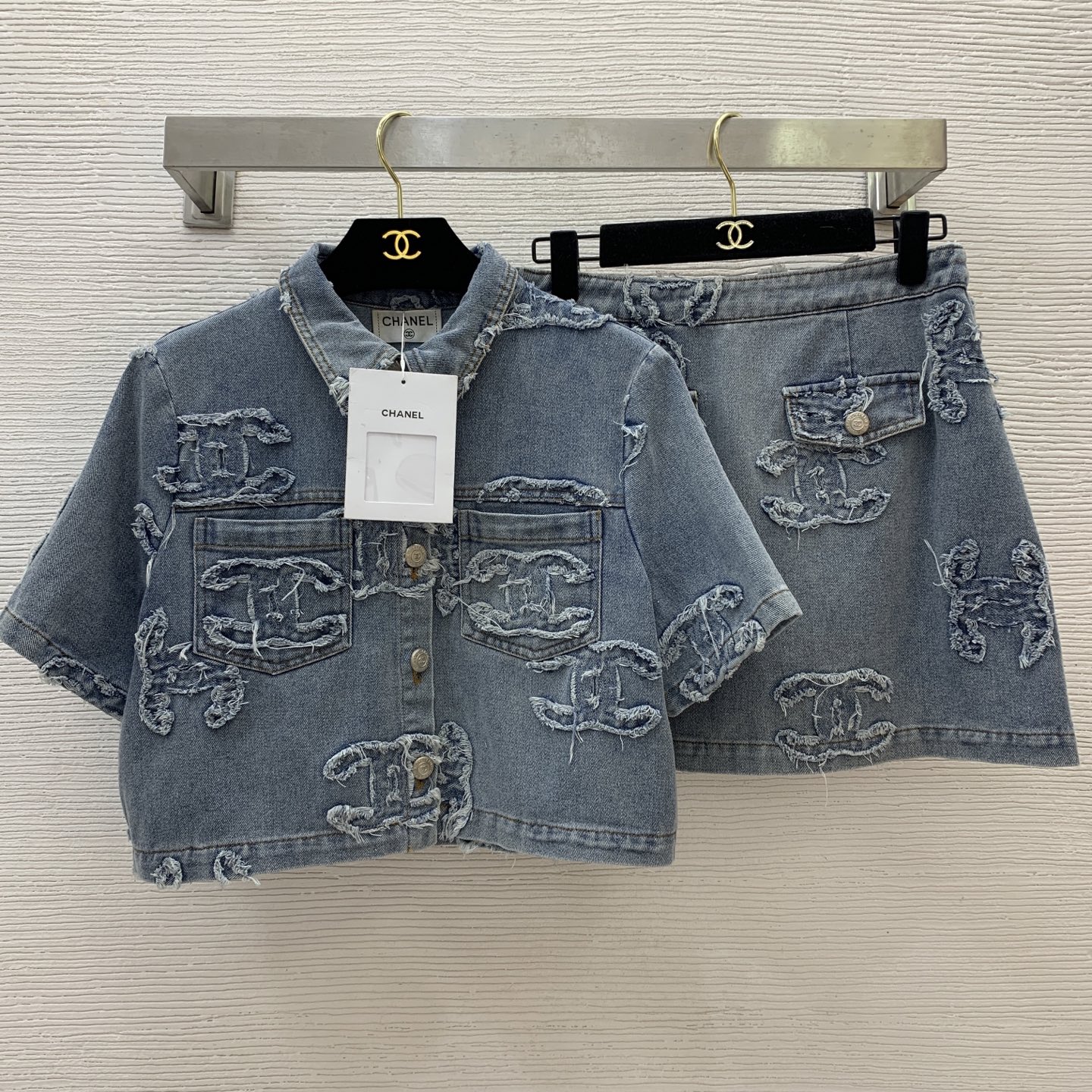NO:331244,Model number G25041475 CHANE*L new model, high-end customized double C patch decoration temperament and fashionable two-piece set!  Original letter logo button button lapel short denim top high waist A-line short skirt denim skirt!  (M size shoulder width 39, bust 102, sleeve length 22, garment length 43; waist 70, skirt length 38), chanel, skirt 3, alexander wang19860909款号G25041475 CHANE*L新款 高端定制双C贴布装饰气质时尚两件套装！原版字母logo纽扣系扣翻领短款牛仔上衣高腰A字短裙牛仔半身裙！（M码肩宽39,胸围102,袖长22,衣长43；腰围70,裙长38）,,chanel,skirts,alexander wang,Women's clothing