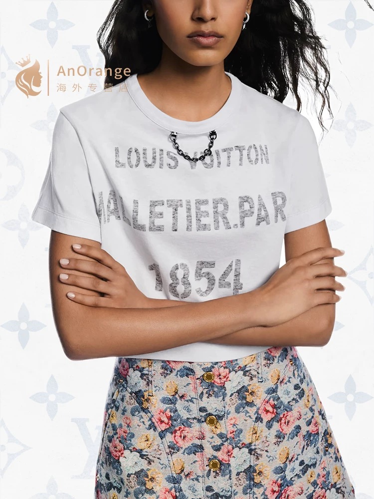 NO:334685,Model number D25041275 LOUIS*Dujia LV new style black metal chain decorative number 1854 letter printing fashionable versatile short T-shirt top!  White, (M size shoulder width 40, bust 88, sleeve length 19, clothing length 45) hair,,louis vuitton,louis vuitton,louis vuitton,louis vuitton,tees,t-shirt,alexander wang19860909款号D25041275 LOUIS*驴家LV新款 黑色金属链条装饰数字1854字母印花时尚百搭短款t恤上衣！白色,（M码肩宽40,胸围88,袖长19,衣长45）发,,louis vuitton,louis vuitton,louis vuitton,louis vuitton,tees，t-shirt,alexander wang,Women's clothing