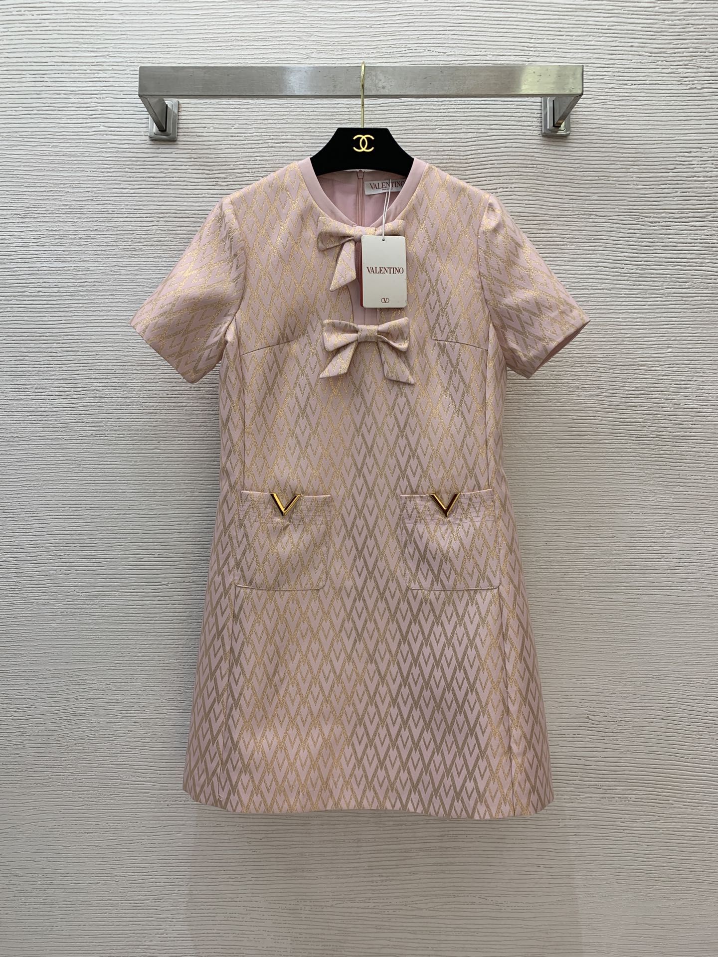 NO:326854,Model number G25041725 VALENTIN*O Warren Home New Style High-end Custom Jacquard Fabric Stylish!  Full body V letter jacquard bow decorate slim short-sleeved dress!  Blue, pink, (Size S bust 86, sleeve length 21, skirt length 86), valentino, valentino, skirt, skirt, T-shirt, alexander wang19860909款号G25041725 VALENTIN*O华伦家新款 高端定制提花面料版型挺括有型！通体V字母提花蝴蝶结装饰修身短袖连衣裙！蓝色、粉色、（S码胸围86,袖长21,裙长86）,,valentino,valentino,skirts,T-shirt,alexander wang,Women's clothing