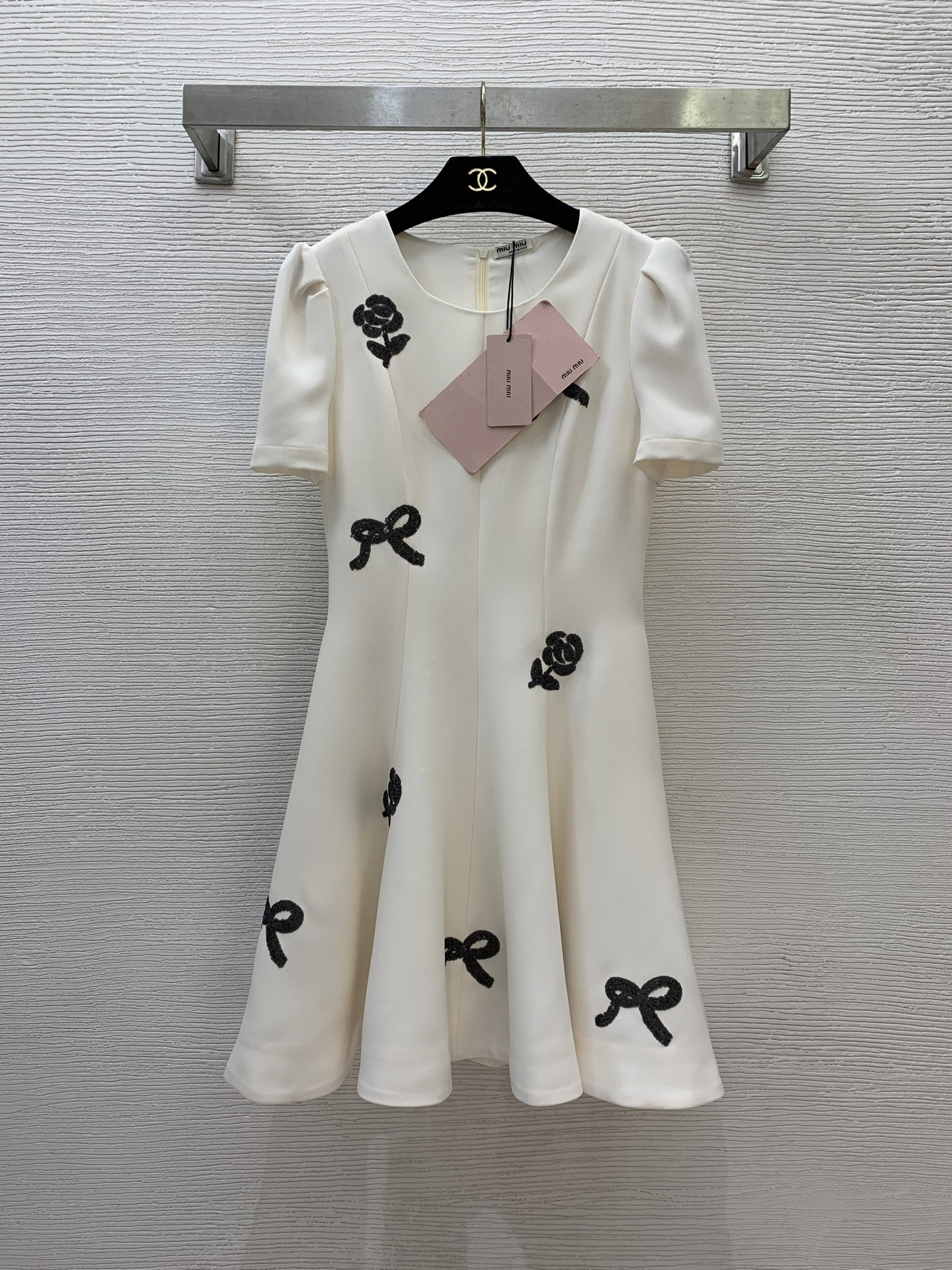 NO:327603,Model number D25041945 MIUMI*U Miaojia new style high-end custom heavy industry flower bow sequin decoration slim fit and slim big puff sleeve short-sleeved dress!  Apricot, black, (Size S bust 84, waist 68, sleeve length 22, skirt length 86), miumiu, skirt length, T-shirt, alexander wang19860909款号D25041945 MIUMI*U缪家新款 高端定制重工花朵蝴蝶结亮片装饰修身显瘦大摆泡泡袖短袖连衣裙！杏色、黑色、（S码胸围84,腰围68,袖长22,裙长86）,,miumiu,skirts,T-shirt,alexander wang,Women's clothing