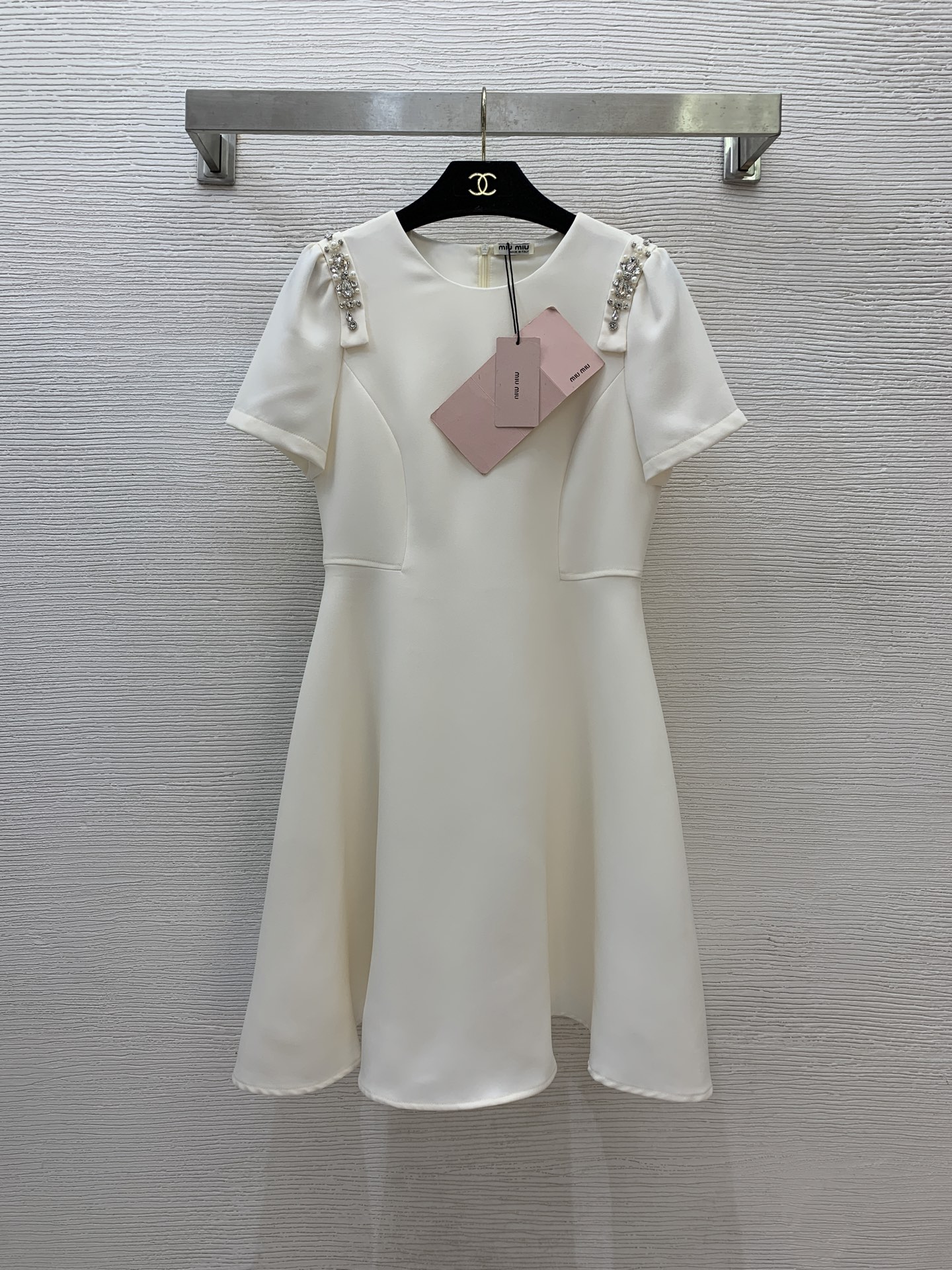 NO:328215,Model number G25042128 MIUMI*U Miaojia new style high-end custom heavy industry diamond-inlaid bead shoulder decoration waist-hugging and slimming large skirt puff sleeve short-sleeved dress!  Apricot, black, (Size S bust 84, waist 70, sleeve length 20, skirt length 92) hair, miumiu, skirt, T-shirt, alexander wang19860909款号G25042128 MIUMI*U缪家新款 高端定制重工镶钻钉珠肩装饰收腰显瘦大裙摆泡泡袖短袖连衣裙！杏色、黑色、（S码胸围84,腰围70,袖长20,裙长92）发,,miumiu,skirts,T-shirt,alexander wang,Women's clothing