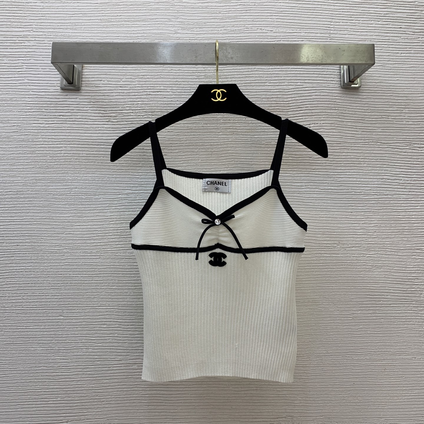 NO:326858,Model number D25041783 Chane* newest style bow double C decorative contrast edge slim and slim and stretchy knitted suspender vest!  Black, off-white, (M size bust 66, 46 length/fabric elastic large size is for reference only), chanel, alexander wang19860909款号D25041783 Chane*新款 蝴蝶结双C装饰撞色边修身显瘦弹力针织吊带背心！黑色、米白色、（M码胸围66,衣长46/面料弹力大尺寸仅供参考）,,chanel,alexander wang,Women's clothing
