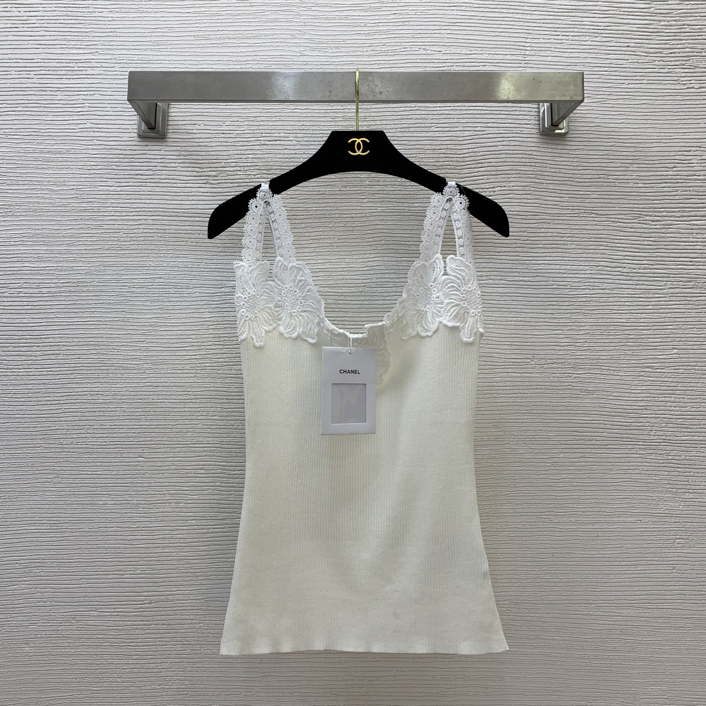 NO:328211,Model number D25042175 Chane* newest model water-soluble lace hook fashion style slim suspender knitted vest!  Ony white, black, (M size bust 64, 44 length without shoulder straps) hair, chanel, alexander wang19860909款号D25042175 Chane*新款 水溶蕾丝勾花时尚气质修身吊带针织背心！米白色、黑色、（M码胸围64,衣长44不含肩带）发,,chanel,alexander wang,Women's clothing