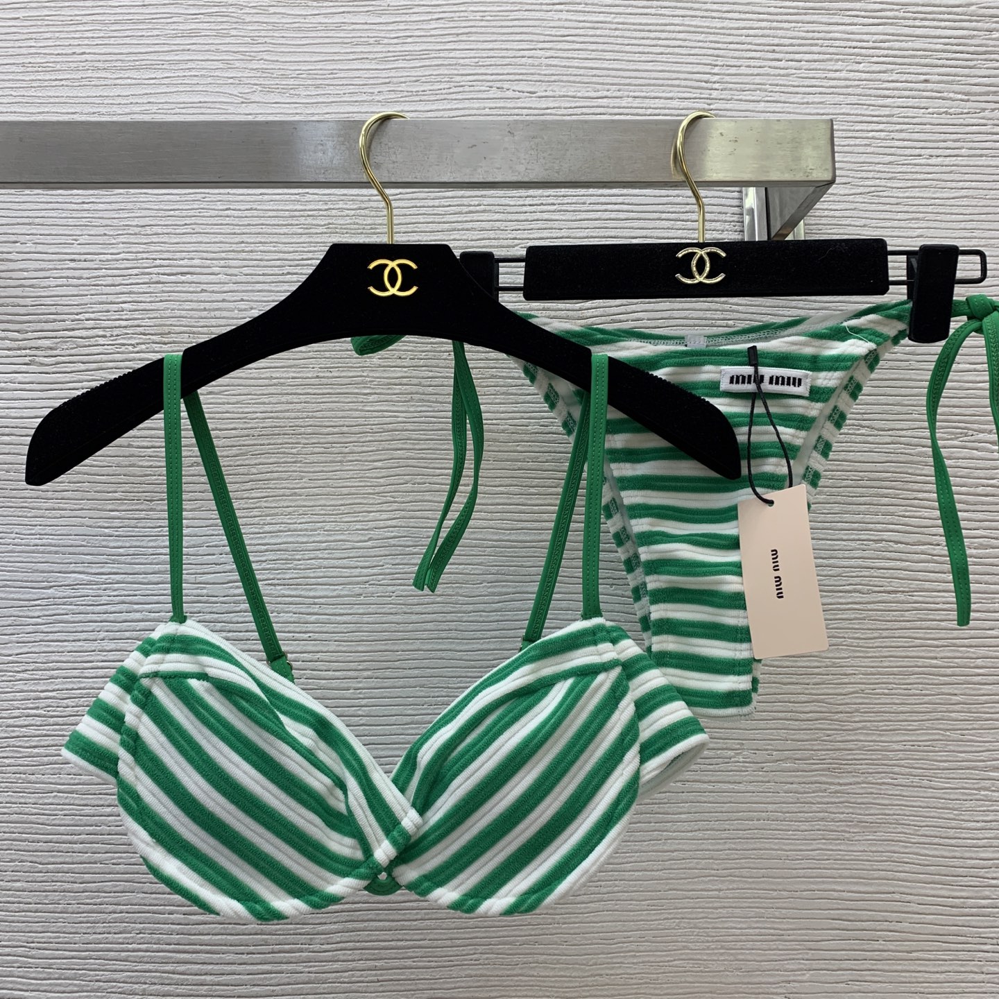 NO:326844,Model number D25041754 MIUMI*U new striped sexy bikini split swimsuit!  Half cup cover suspender bra underwear straps straps panties set (with chest pads) must-have items for seaside vacation hot spring swimming pool!  ,miumiu,swimsuits,bikinis,alexander wang19860909款号D25041754 MIUMI*U新款条纹性感比基尼分体泳衣！半杯罩吊带文胸内衣绑带三角内裤套装（带胸垫）海边度假温泉泳池必备单品！,,miumiu,swimsuits,bikinis,alexander wang,Women's clothing