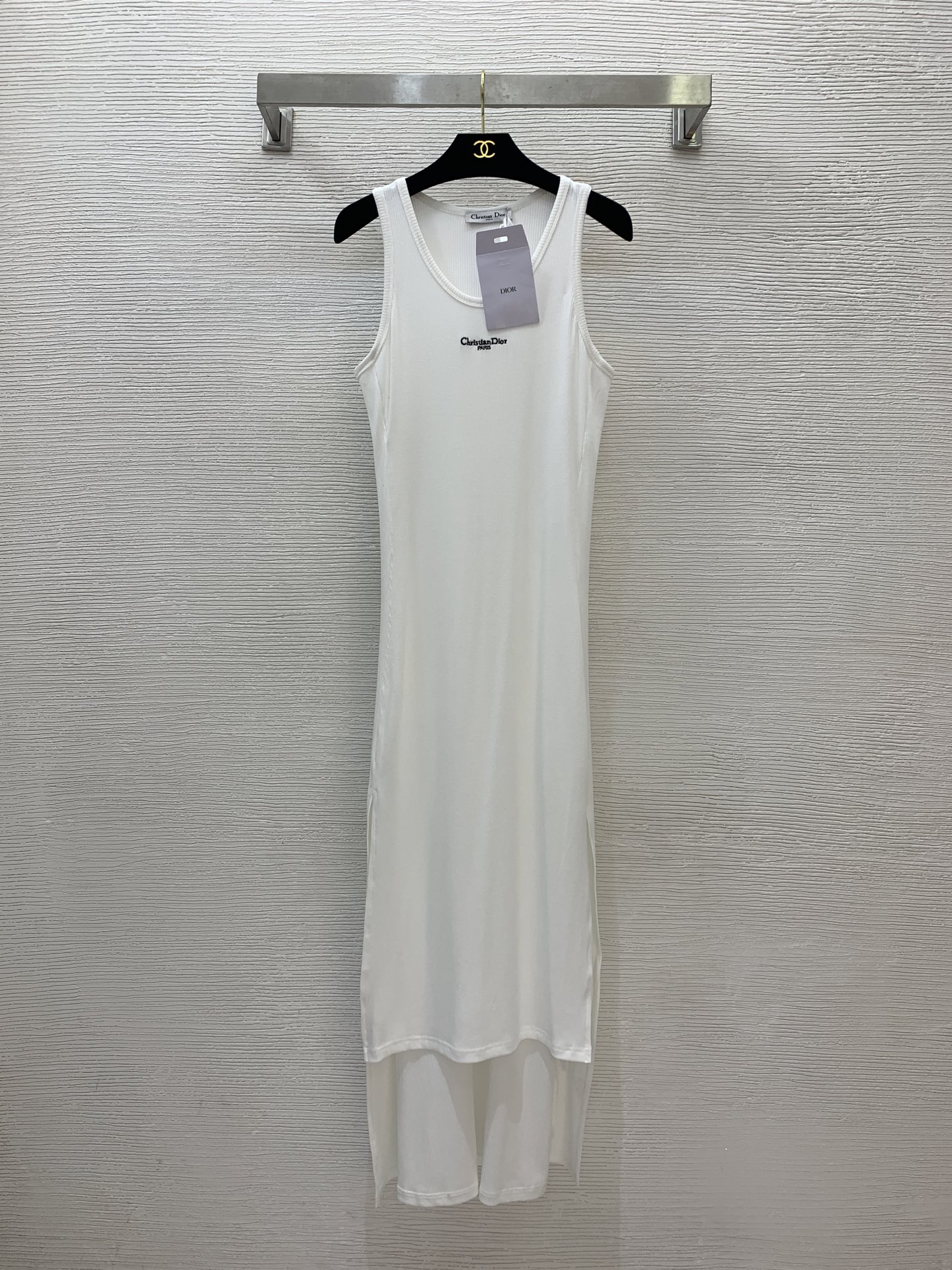 NO:624630,Style No. D25042619 Dio’s new model, short front and long back, slim fit sleeveless vest dress with logo letters embroidered on the chest!  White, (M size bust 80, skirt length 134) hair, dior, skirts, alexander wang19860909款号D25042619 Dio新款 胸前logo字母刺绣前短后长修身显瘦无袖背心连衣裙！白色、（M码胸围80,裙长134）发,,dior,skirts,alexander wang,Women's clothing