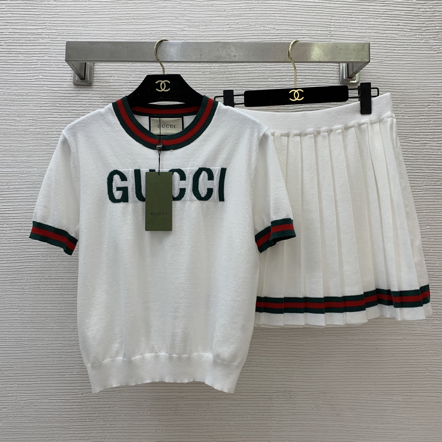 NO:607680,Model No. D25042654 GUCC* new red and green contrasting edge splicing age-reducing fashionable knitted suit!  Slim-fit stretch pullover short-sleeved sweater top with letter logo on the chest, high-waist pleated pleated skirt and short skirt!  White, (S size shoulder width 39, bust 84, sleeve length 21, dress length 54; waist 70~80 elastic, skirt length 42/bust and waist ±4)),, gucci, skirts, T-shirt, alexander wang19860909款号D25042654 GUCC*新款红绿撞色边拼接减龄时尚针织套装！胸前字母logo修身弹力套头短袖针织衫上衣高腰压褶百褶半身裙短裙！白色,（S码肩宽39,胸围84,袖长21,衣长54；腰围70～80松紧,裙长42/胸腰±4））,,gucci,skirts,T-shirt,alexander wang,Women's clothing