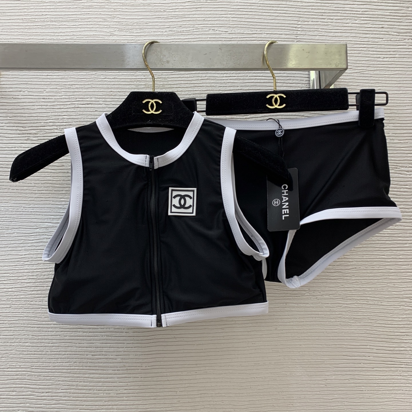NO:709259,Model No. D25042619 Chane's latest contrasting color hemmed high-elastic split swimsuit suit!  Xiaoxiang's antique-style silicone logo front zipper slim-fit sleeveless vest (with breast pads) high-waisted briefs and underwear!  black, hair,,chanel,swimsuits,19860909款号D25042619 Chane*新款 撞色包边高弹力分体泳衣套装！小香中古风硅胶logo前拉链修身无袖背心（带胸垫）高腰三角裤内裤！黑色, ,发,,chanel,swimsuits,,Women's clothing