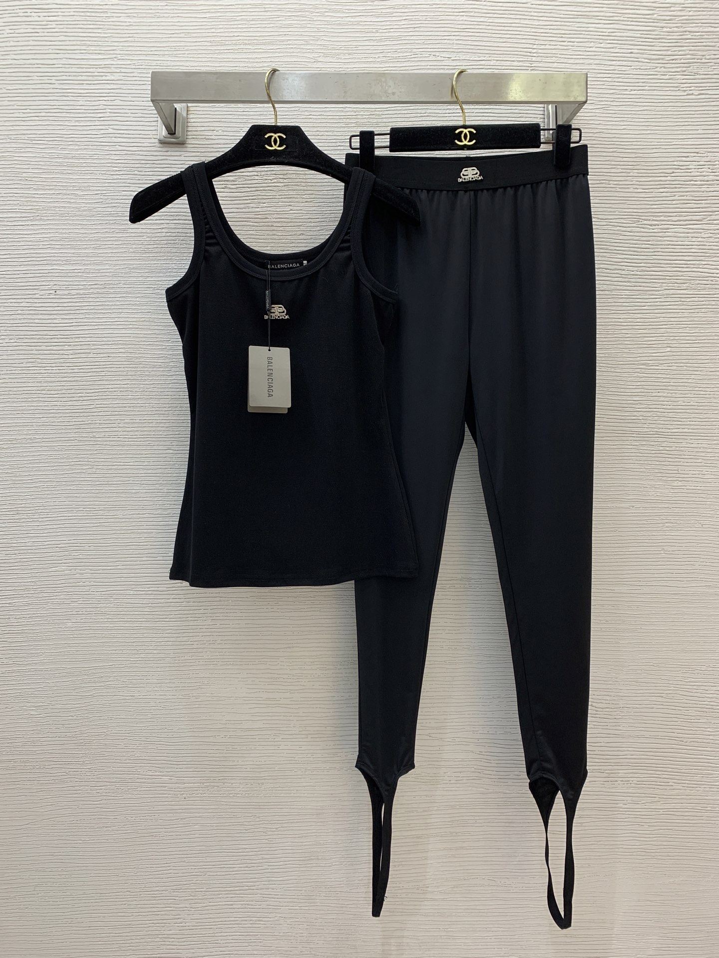 NO:335132,Vest, P pants model number D25042927 Balenciag*a new sports and fitness two-piece set!  Gold hardware accessories decorate elastic slim suspender vest webbing waist splicing high elastic foot tight leggings!  Black, (L size bust 74, garment length 58; waist circumference 66~76 can be elastic, pants length),,balenciaga,alexander wang19860909背心、P裤子款号D25042927 Balenciag*a新款运动健身两件套装！金色五金配件装饰弹力修身吊带背心织带腰拼接高弹力踩脚紧身打底裤！黑色,（L 码胸围74,衣长58；腰围66～76可松紧,裤长）,,balenciaga,alexander wang,Women's clothing