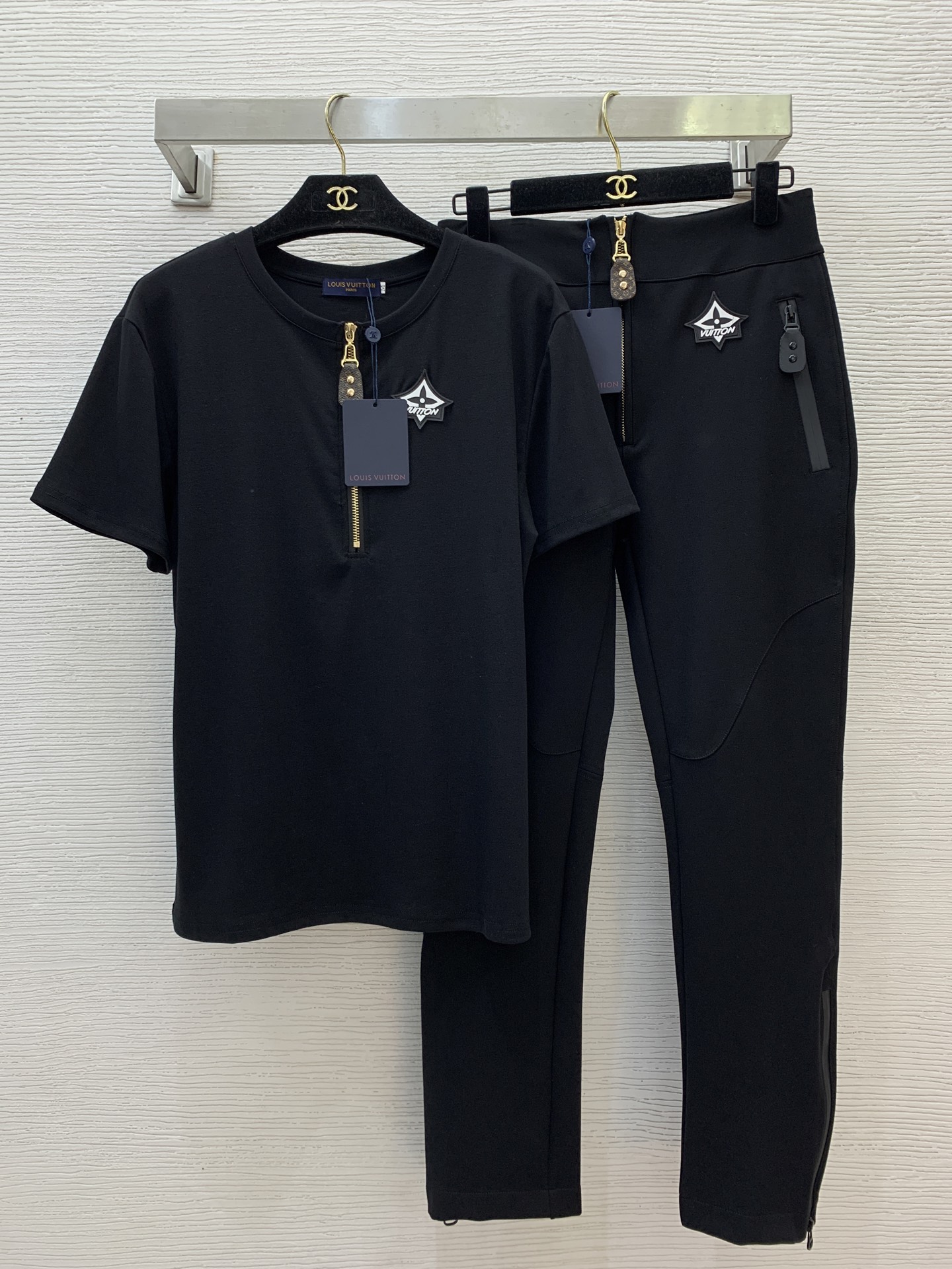 NO:622980,T, pants p style number D25043064 LOUIS*LVJIA new style silicone logo decorated fashionable casual two-piece suit!  Zipper fly slimming short-sleeved T-shirt elastic slimming slim legs zippered casual pants for small feet!  Black, (M size shoulder width 44, chest 94, sleeve length 19, length 65; waist circumference 72, length 93), louis vuitton, louis vuitton, louis vuitton, louis vuitton, T-shirt, tees, t-shirt, alexander wang19860909T、裤子p款号D25043064 LOUIS*驴家LV新款 硅胶logo装饰时尚休闲两件套装！拉链门襟修身显瘦短袖t恤弹力修身瘦腿拉链小脚休闲裤！黑色,（M码肩宽44,胸围94,袖长19,衣长65；裤腰围72,裤长93）,,louis vuitton,louis vuitton,louis vuitton,louis vuitton,T-shirt,tees，t-shirt,alexander wang,Women's clothing