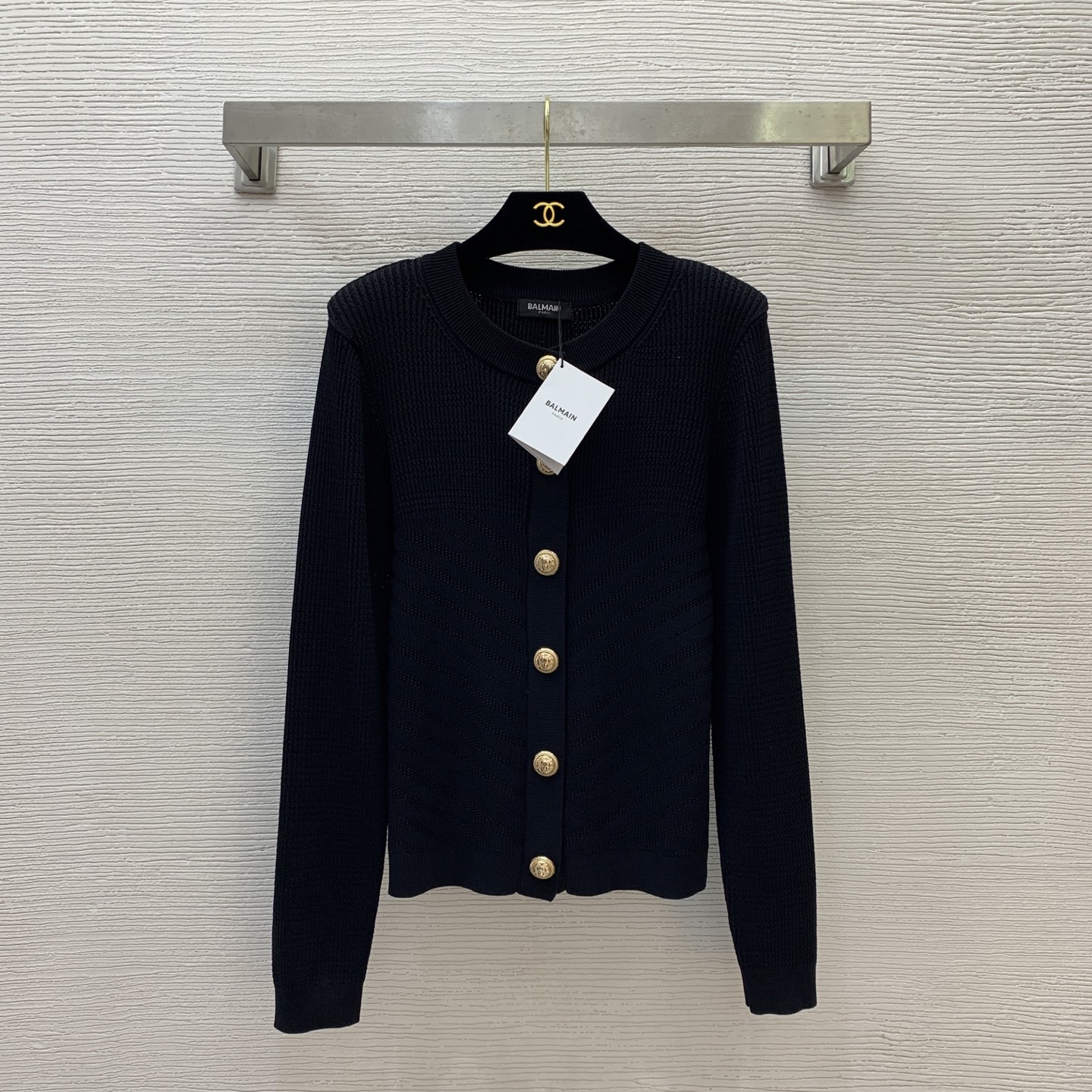 NO:589403,Style number G25050348 Balmai* new high-end customized classic lion head single-breasted slim fit round neck long-sleeved knitted cardigan top!  Pink, black, (M size shoulder width 40, bust 74, sleeve length 64, dress length 58, fabric elastic large size is for reference only) cardigan, balmain, alexander wang19860909款号G25050348 Balmai*新款高端定制 经典狮子头单排扣修身显瘦圆领长袖针织开衫上衣！粉色,黑色,（M码肩宽40,胸围74,袖长64,衣长58 面料弹力大尺寸仅供参考）开衫,,balmain,alexander wang,Women's clothing