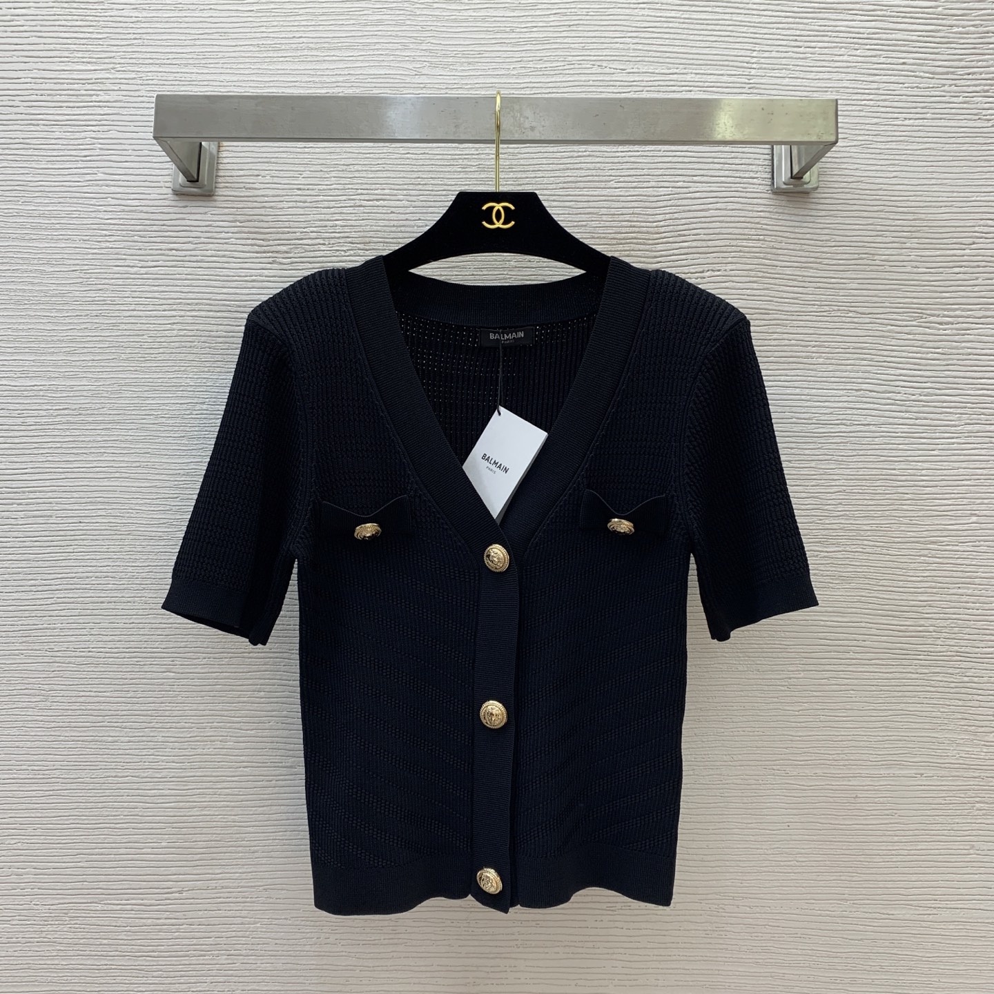 NO:589397,Style number G25050369 Balmai* new high-end customized classic lion head single-breasted slim fit V-neck short-sleeved knitted cardigan top!  Pink, black, (M size shoulder width 43, bust 78, sleeve length 25, dress length 54, fabric elastic large size is for reference only) top, balmain, T-shirt, alexander wang19860909款号G25050369 Balmai*新款高端定制 经典狮子头单排扣修身显瘦V领短袖针织开衫上衣！粉色,黑色,（M码肩宽43,胸围78,袖长25,衣长54 面料弹力大尺寸仅供参考）上衣,,balmain,T-shirt,alexander wang,Women's clothing