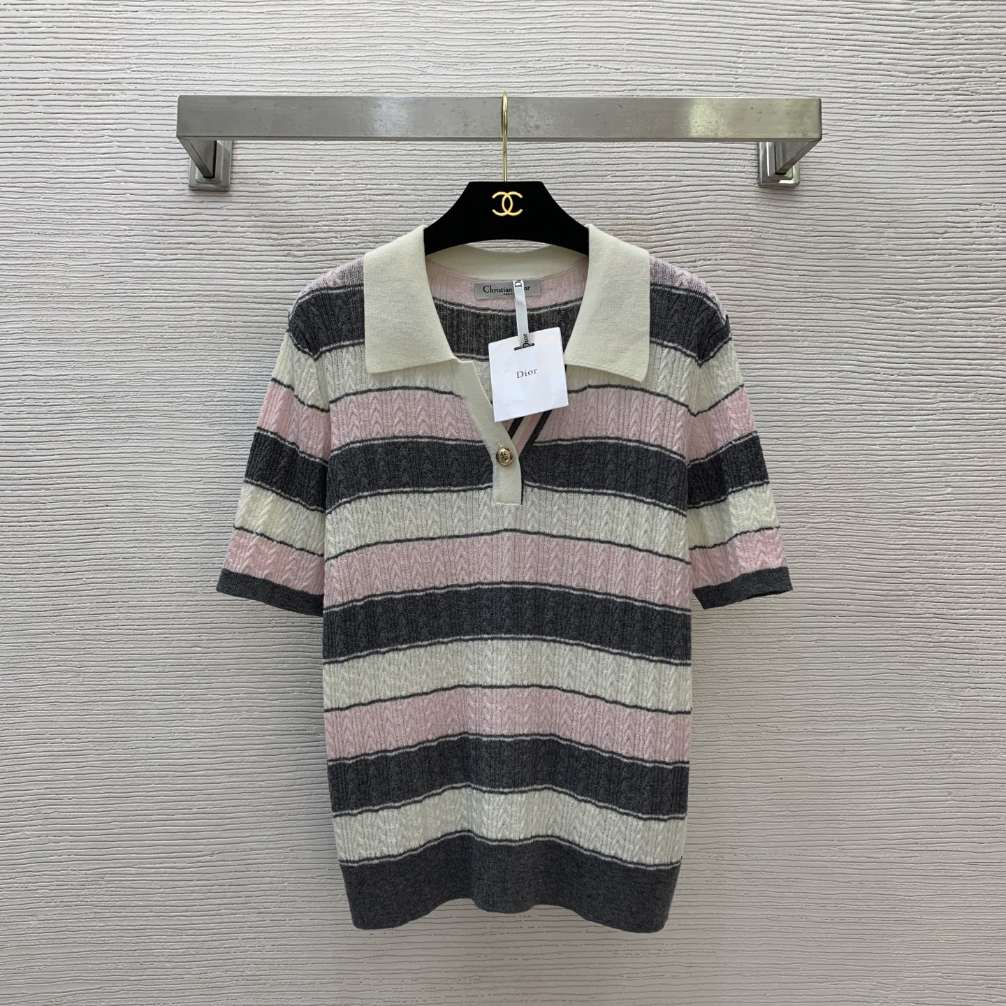 NO:621885,Model number D25050572 Dio* new contrasting color stitching twist striped Polo collar short-sleeved sweater top!  Pink, green, red, (L size shoulder width 37, bust 88, sleeve length 24, clothing length 57, large elastic fabric size is for reference only) hair, dior, T-shirt, alexander wang19860909款号D25050572 Dio*新款 撞色拼接麻花条纹Polo领短袖针织衫上衣！粉色、绿色、红色、（L码肩宽37,胸围88,袖长24,衣长57 面料弹力大尺寸仅供参考）发,,dior,T-shirt,alexander wang,Women's clothing