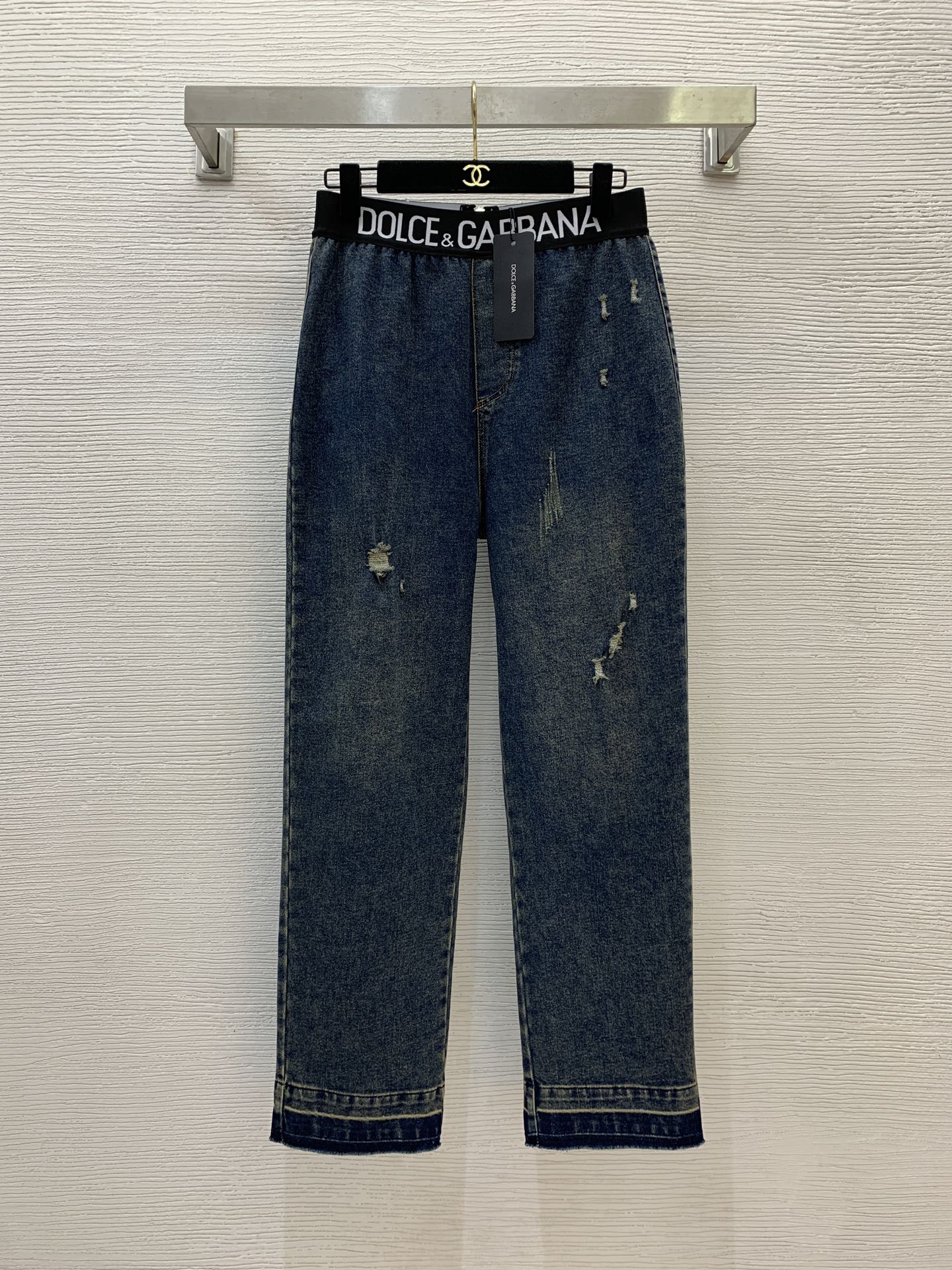NO:590467,Style number D25050684 Dolce & Gabbana DG* new style letter logo hardware accessories pocket decoration, waist webbing splicing fashionable and personalized ripped jeans!  (M size waist 70~74 elastic, hip 98, pants length 101),,Dolce&Gabbana,jeans,alexander wang19860909款号D25050684 杜嘉班纳DG*新款 字母logo五金配件口袋装饰、腰间织带拼接时髦个性破洞牛仔裤！（M码腰围70～74松紧,臀围98,裤长101）,,Dolce&Gabbana,jeans,alexander wang,Women's clothing