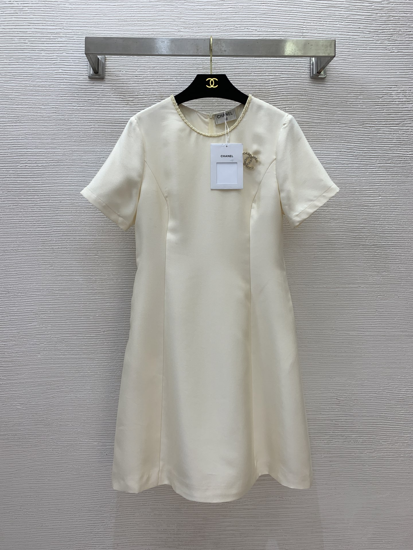 NO:332117,Model number D25051057 Chane* new model Heavy industry beaded edge decoration slim and short-sleeved dress with free brooch!  Pink, apricot, (L size bust 96, sleeve length 21, waist 80, skirt length 95), Chanel, skirt, T-shirt, brooch, breastpin, alexander wang19860909款号D25051057 Chane*新款 重工串珠边装饰修身显瘦短袖连衣裙赠送胸针！粉色、杏色、（L码胸围96,袖长21,腰围80,裙长95）,,chanel,skirts,T-shirt,brooch，breastpin,alexander wang,Women's clothing