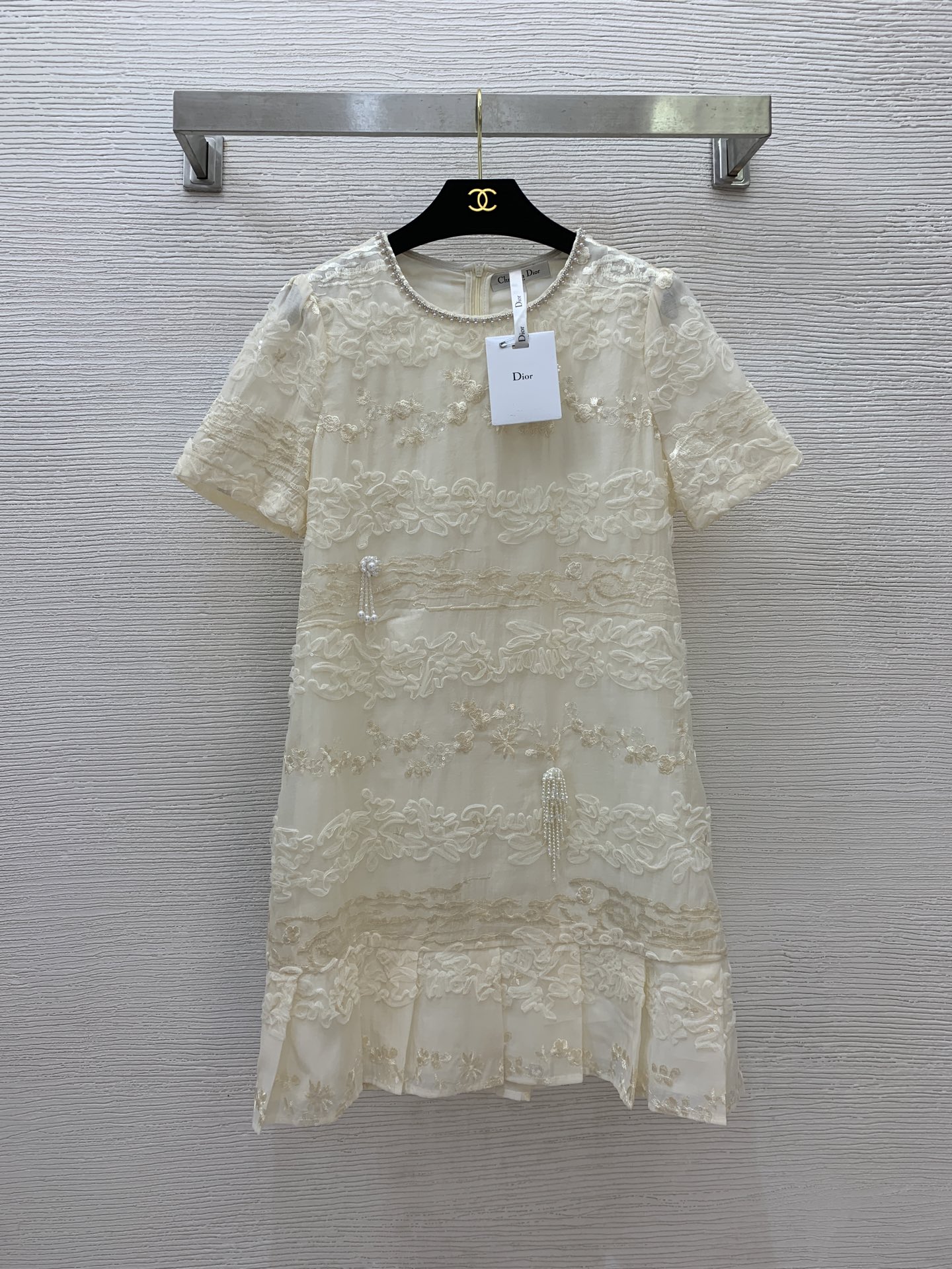 NO:332102,Model number G25050948 Dio* newest high-end custom diamond-set beaded edge lace embroidered pleated ruffled edge splicing fashionable versatile short-sleeved dress!  Apricot color, (L size shoulder width 36, bust 96, sleeve length 24, skirt length 88), dior, skirt, T-shirt, alexander wang19860909款号G25050948 Dio*新款 高端定制镶钻钉珠边蕾丝绣花压褶荷叶边拼接时尚百搭短袖连衣裙！杏色,（L码肩宽36,胸围96,袖长24,裙长88）,,dior,skirts,T-shirt,alexander wang,Women's clothing