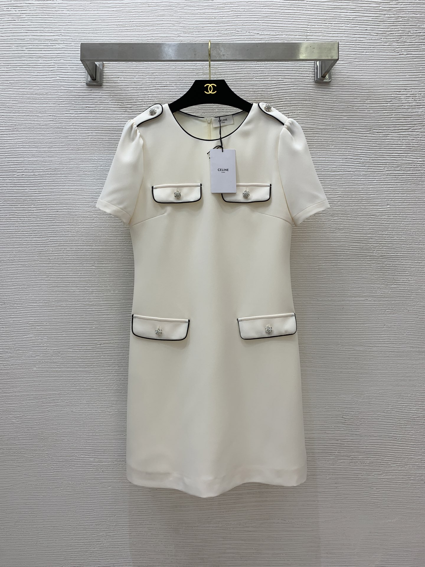 NO:333117,Model number G25061228 CELIN* new high-end custom contrasting color erected eaves and stamps decorate slim and short-sleeved dress!  Apricot, black, (Size S bust 88, sleeve length 22, waist 80, skirt length 89) hair, celine, skirts, T-shirt, alexander wang19860909款号G25061228 CELIN*思琳新款 高端定制撞色包边肩章装饰修身显瘦短袖连衣裙！杏色,黑色,（S码胸围88,袖长22,腰围80,裙长89）发,,celine,skirts,T-shirt,alexander wang,Women's clothing