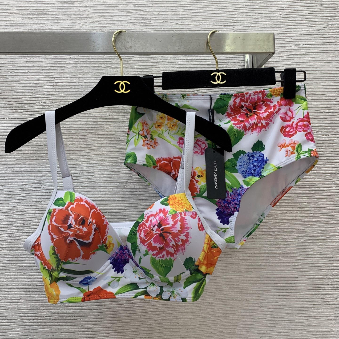 NO:739669,Style number D25050814 Dolce & Gabbana DG* new colorful flower and green leaf printed bikini swimsuit set!  Three-dimensional hard cup push-up bra, underwear, high-waisted briefs and briefs!  ,Fa,,Dolce&Gabbana,swimsuits,bikinis,19860909款号D25050814 杜嘉班纳DG*新款 彩色花朵绿叶印花比基尼泳衣套装！立体型硬罩杯聚拢文胸内衣高腰三角裤内裤！ ,发,,Dolce&Gabbana,swimsuits,bikinis,,Women's clothing