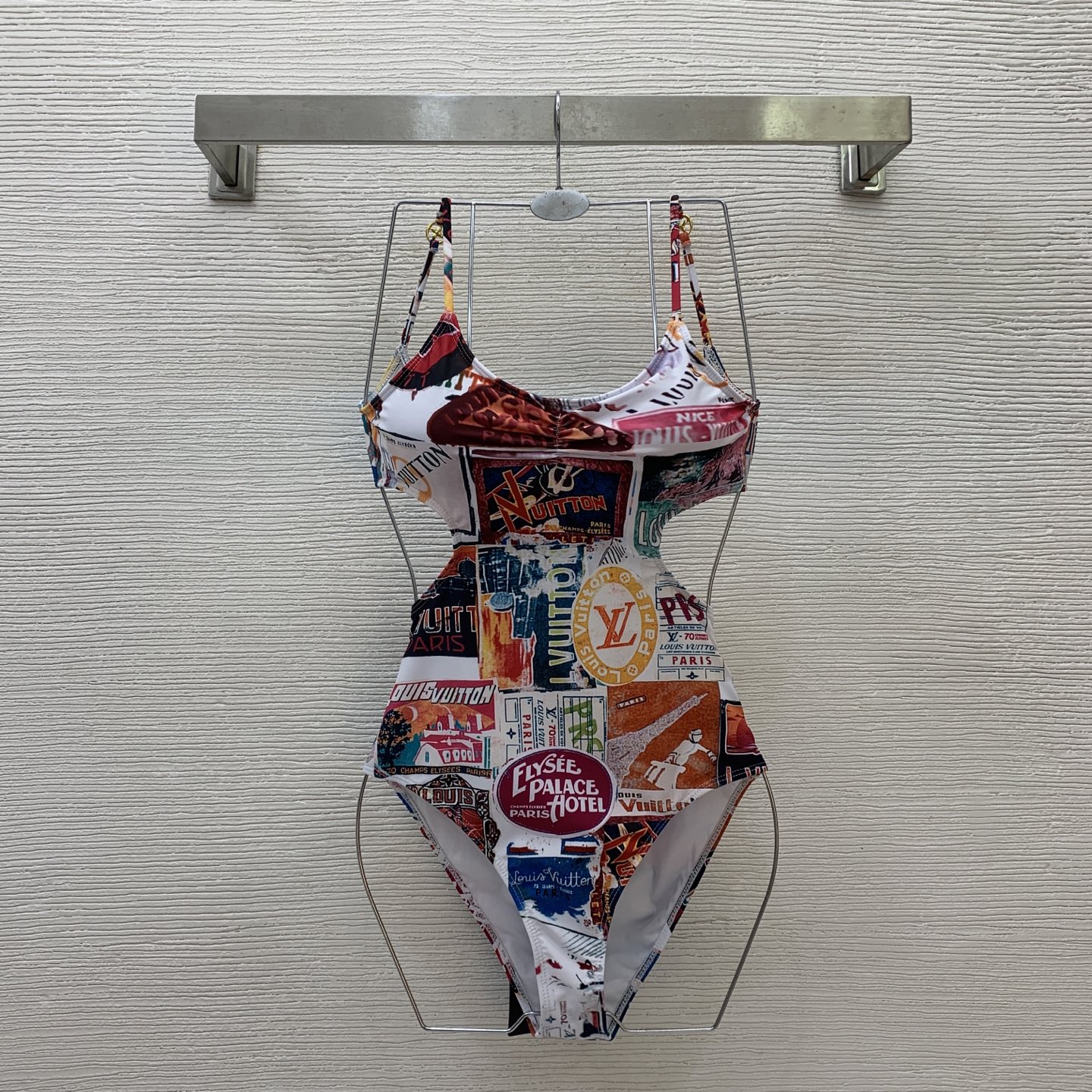 NO:333303,Model number D25051374 LOUIS*Dujia LV new style, artistic color-blocking letter logo print, waist hollowed-out waist strap backless one-piece swimsuit (with chest pad) casual and versatile tight suspender top, a must-have for the beach vacation hot spring swimming pool!  ,spread, louis vuitton,louis vuitton,louis vuitton,louis vuitton,swimsuits,alexander wang19860909款号D25051374 LOUIS*驴家LV新款 艺术拼色字母logo印花 腰部挖空瘦腰绑带露背连体泳衣（有胸垫）休闲百搭紧身吊带上衣,海边度假温泉游泳池必备！ ,发,,louis vuitton,louis vuitton,louis vuitton,louis vuitton,swimsuits,alexander wang,Women's clothing