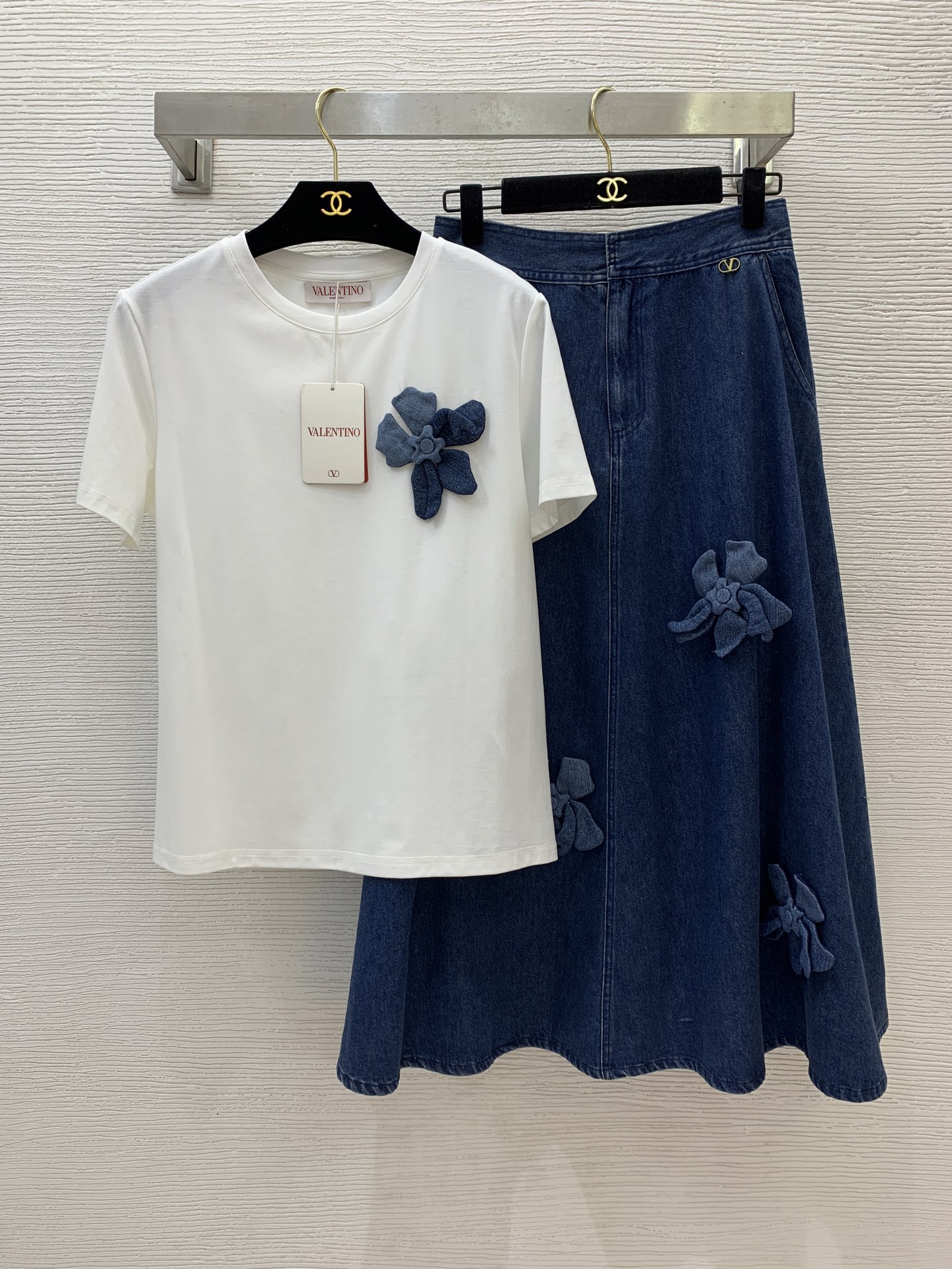 NO:332123,Model number G25051025 VALENTIN*O Warren Home New Model High-end Customized Temperament and Versatile Two-piece Set!  Three-dimensional flower decoration loose and fashionable short-sleeved T-shirt top with high waist long denim skirt!  (M size shoulder width 40, bust 94, sleeve length 19, 60, waist 70, skirt length 83) hair, valentino, valentino, skirt length 83, T-shirt, tees, t-shirt, alexander wang19860909款号G25051025 VALENTIN*O华伦家新款 高端定制气质百搭两件套装！立体花朵装饰宽松时尚短袖t恤上衣高腰大摆长款牛仔半身裙！（ M码肩宽40,胸围94,袖长19,衣长60；腰围70,裙长83）发,,valentino,valentino,skirts,T-shirt,tees，t-shirt,alexander wang,Women's clothing