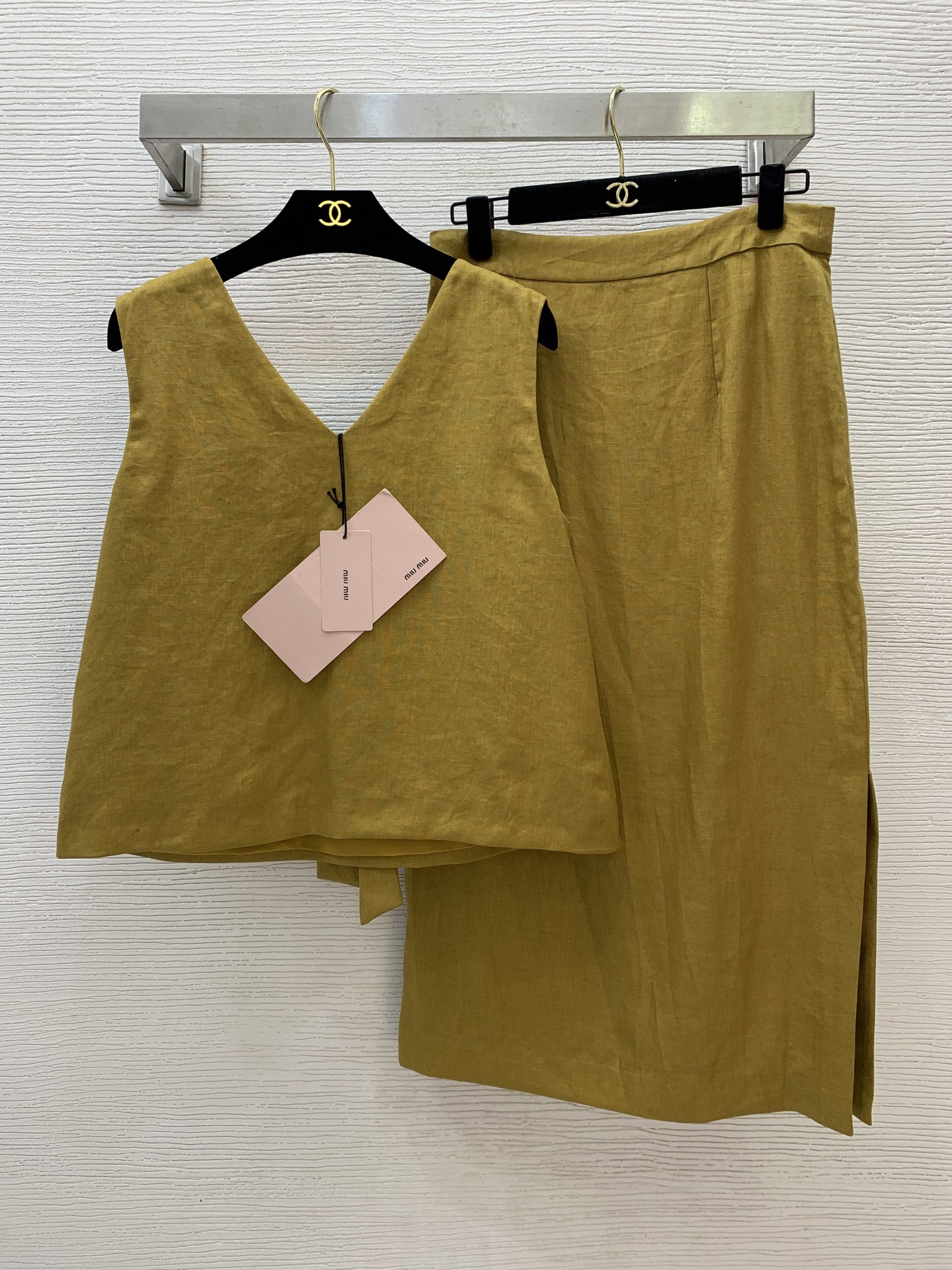 NO:332131,Model number G25051072 MiuMi* Miujia new high-end custom linen fabric breathable and comfortable, temperament and celebrity style back personality with oversized bow loose and fashionable V-neck sleeveless vest top side slit high waist hip one-step skirt skirt!  Brown yellow, green, (M size bust 96, 54 length; waist 72, hip 98, skirt 79), miumiu, skirt 75, alexander wang19860909款号G25051072 MiuMi*缪家新款高端定制亚麻面料透气舒适、气质名媛风后背个性超大蝴蝶结宽松时尚V领无袖背心上衣侧开叉高腰包臀一步裙半身裙！棕黄色、绿色、（M码胸围96,衣长54；腰围72,臀围98,裙长79）,,miumiu,skirts,alexander wang,Women's clothing