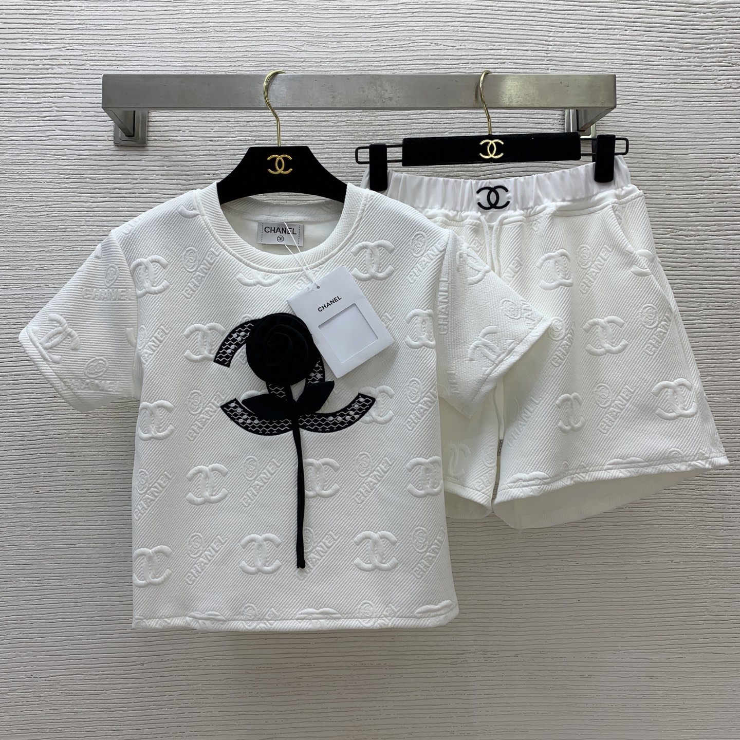 NO:332096,Small C and Big C shipment number D25050984 CHANE*L new Xiaoxiang letter logo embossed casual sports two-piece set!  Three-dimensional rose branch double C embroidered slim short-sleeved T-shirt top drawstring elastic waist casual shorts!  (Size S shoulder width 39, bust 92, sleeve length 16, clothing length 49; waist circumference 60-72 elastic, trousers length 38), chanel, shorts, T-shirt, tees, t-shirt, alexander wang19860909小C、大C发款号D25050984 CHANE*L新款小香字母logo压花休闲运动两件套装！立体玫瑰花枝双C刺绣修身短袖T恤上衣抽绳松紧腰休闲短裤！（S码肩宽39,胸围92,袖长16,衣长49；腰围60～72松紧,裤长38）,,chanel,shorts,T-shirt,tees，t-shirt,alexander wang,Women's clothing