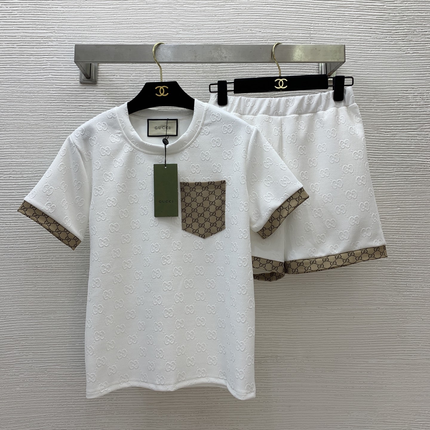 NO:334017,Model number D25051475 GUCC* new style classic presbyterian logo three-dimensional embossed casual sports two-piece set!  Contrasting color pocket short-sleeved T-shirt top with elastic waist casual shorts!  Black and white, (Size S shoulder width 42, bust 98, sleeve length 19, garment length 62; waist circumference 60 elastic, trousers length 38/waist circumference ±4) hair, gucci, shorts, T-shirt, tees, t-shirt, alexander wang19860909款号D25051475 GUCC*新款 经典老花logo立体压花休闲运动两件套装！胸前撞色口袋短袖T恤上衣松紧腰休闲短裤！黑色、白色,（S码肩宽42,胸围98,袖长19,衣长62；腰围60松紧,裤长38/腰围±4）发,,gucci,shorts,T-shirt,tees，t-shirt,alexander wang,Women's clothing