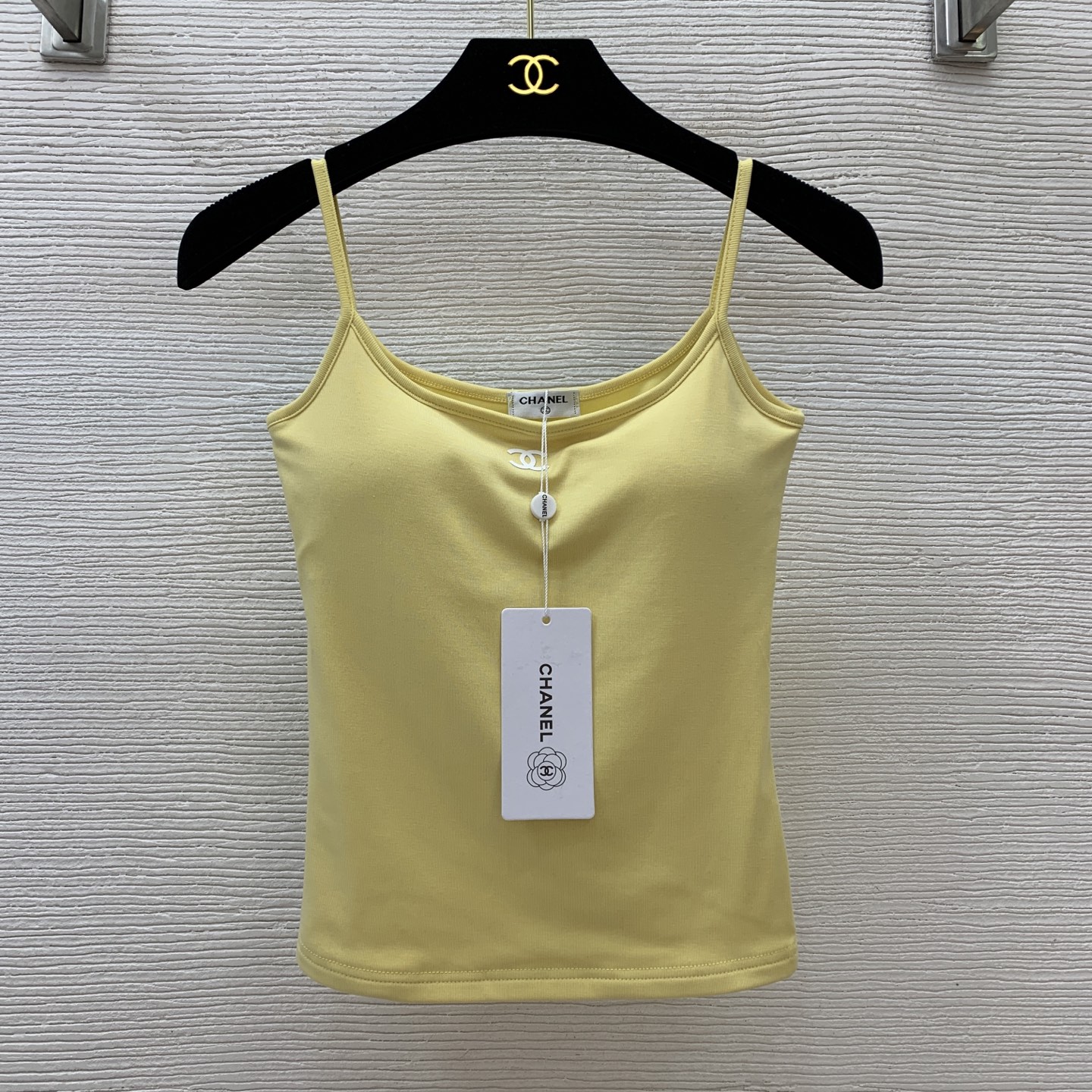 NO:332127,Model number D25051046 Chane* new style Double C letter logo embroidered with built-in chest pads, slim and slim suspender vest top!  Yellow, black, white, one size (bust 66, length 44/fabric high elasticity) hair, chanel, alexander wang19860909款号D25051046 Chane*新款 双C字母logo刺绣内置胸垫修身显瘦吊带背心上衣！黄色、黑色、白色、均码（胸围66,衣长44/面料高弹）发,,chanel,alexander wang,Women's clothing