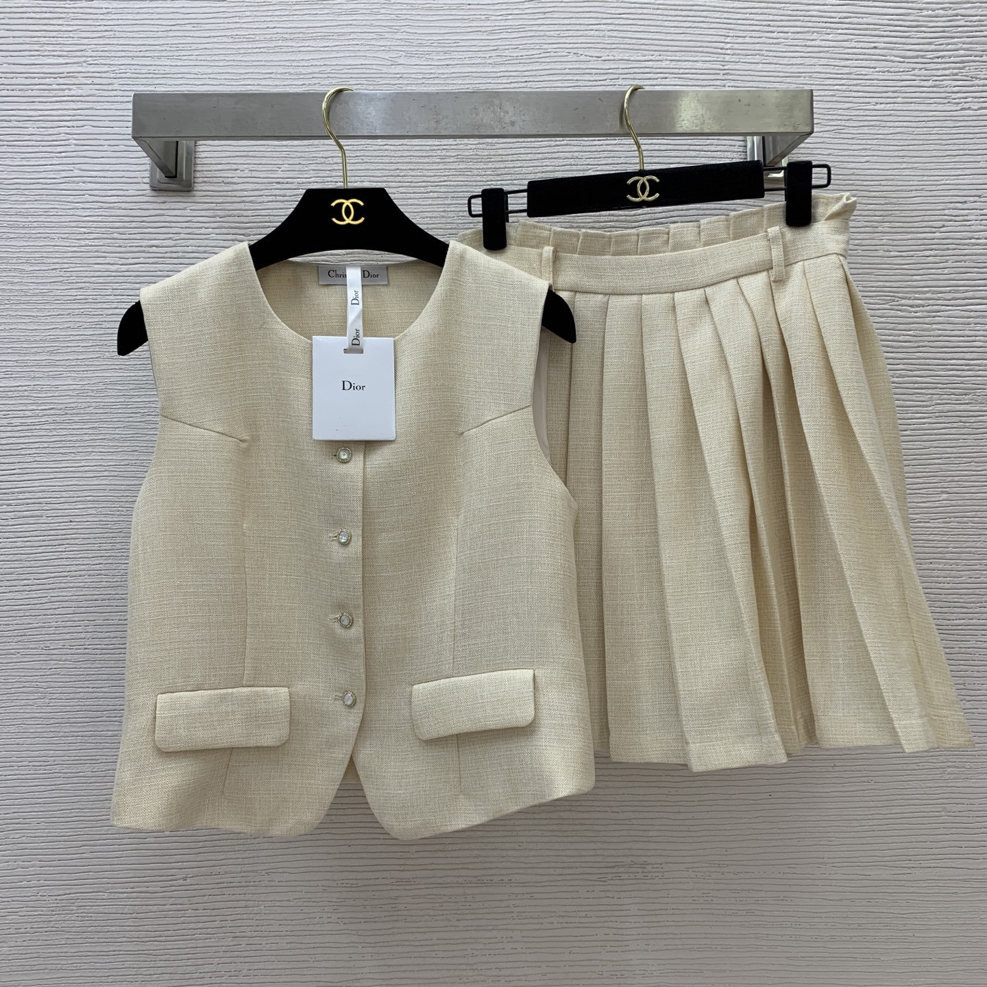 NO:333307,Model number G25051384 Dio* new summer style high-end customized fashionable age-reducing temperament set!  Slim fit and slim buttoned small round neck vest sleeveless top with floral waist pleated pleated short skirt skirt!  Apricot color, (M size bust 90, 49 length of clothes; waist 70, 44 length of skirt, dior, skirt, alexander wang19860909款号G25051384 Dio*夏季新款 高端定制时尚减龄气质套装！修身显瘦系扣小圆领马甲无袖上衣花包腰压褶百褶短裙半身裙！杏色,（M码胸围90,衣长49；腰围70,裙长44、半裙,,dior,skirts,alexander wang,Women's clothing