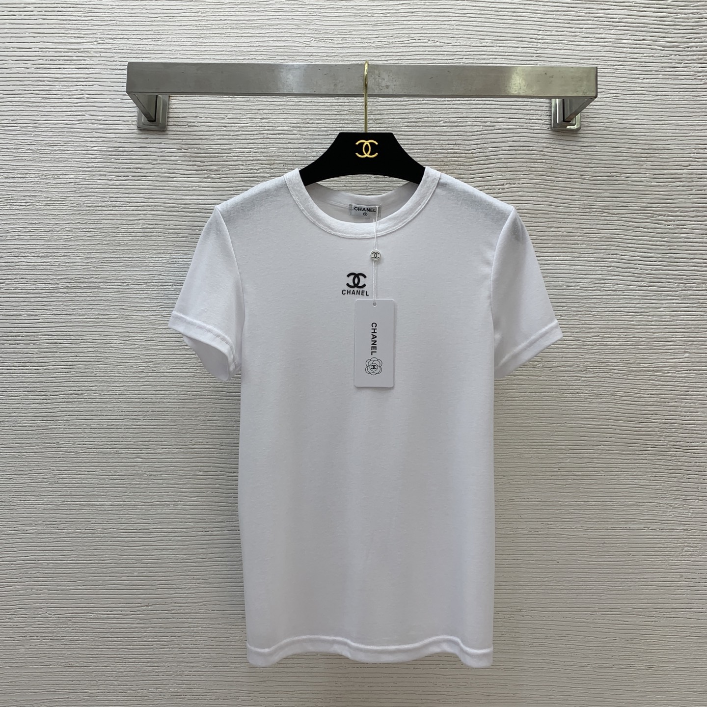 NO:334003,Model number D25051425 Chane* new model, three-dimensional silicone double C letter logo on the chest, simple, fashionable, light and breathable, slim short-sleeved T-shirt top!  Black, white, one size (shoulder width 38, bust 80, sleeve length 18, clothing length 61) hair, chanel, T-shirt,tees, t-shirt,alexander wang19860909款号D25051425 Chane*新款 胸前立体硅胶双C字母logo简约时尚轻薄透气修身短袖t恤上衣！黑色、白色、均码（肩宽38,胸围80,袖长18,衣长61）发,,chanel,T-shirt,tees，t-shirt,alexander wang,Women's clothing
