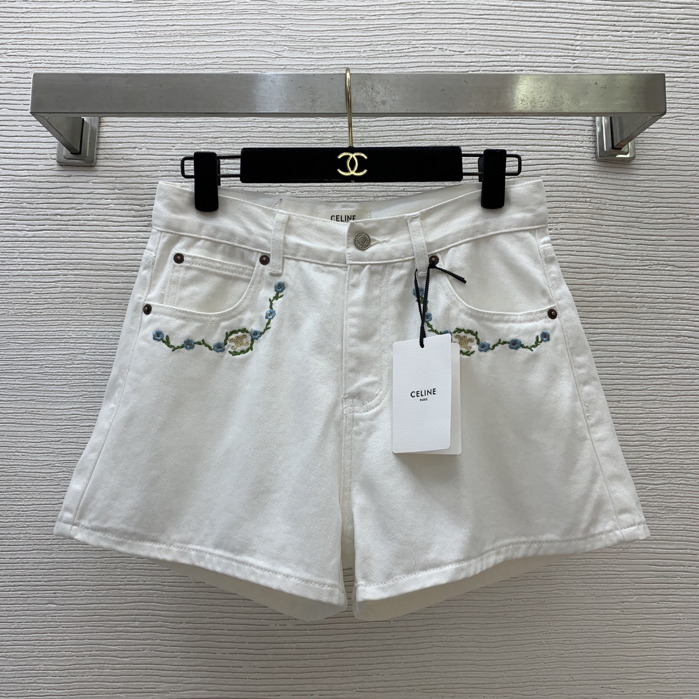 NO:334012,Model number G25051420 CELIN* new model high-end custom original letter logo hardware accessories embroidered flower decoration high-waisted slim denim shorts!  Off-white, 26.27.28.29 (27 size waist 72, trousers length 33) hair, celine, shorts, alexander wang19860909款号G25051420 CELIN*思琳新款 高端定制原版字母logo五金配件刺绣花朵装饰高腰显瘦牛仔短裤！米白色,26.27.28.29（27码腰围72,裤长33）发,,celine,shorts,alexander wang,Women's clothing
