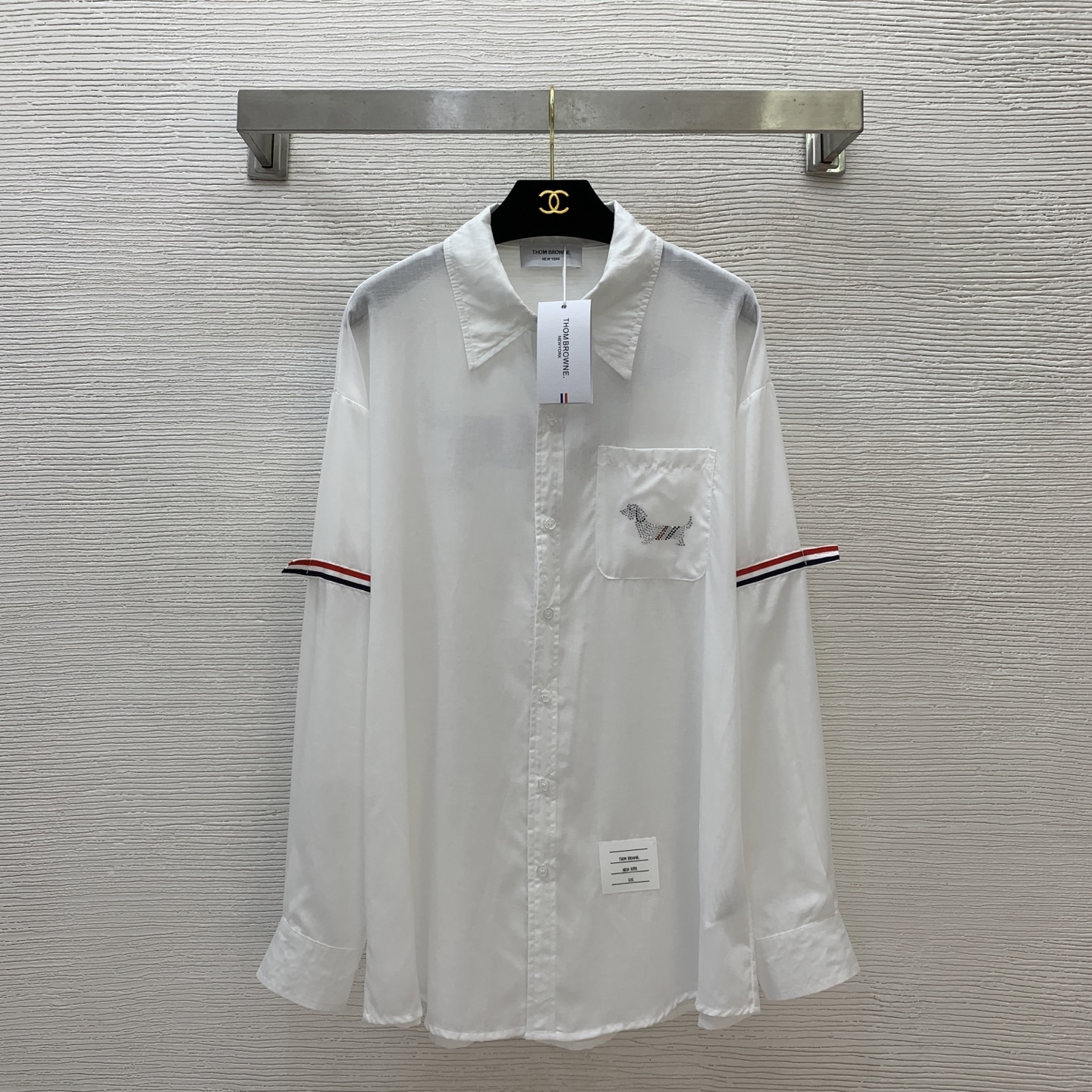 NO:333131,Model number D25051272 THOM BROWN* new style Dog Heavy Industry Hot Diamond Decorative Stripe Contrast Color Webbing Spliced ​​Loose Fashion Long Sleeve Sunscreen Shirt!  Blue, white, one size (shoulder width 55, bust 112, sleeve length 55, clothing length 78), alexander wang19860909款号D25051272 THOM BROWN*新款 狗狗重工烫钻装饰条纹撞色织带拼接宽松时尚长袖防晒衬衣！蓝色、白色、均码（肩宽55,胸围112,袖长55,衣长78）发,,alexander wang,Women's clothing