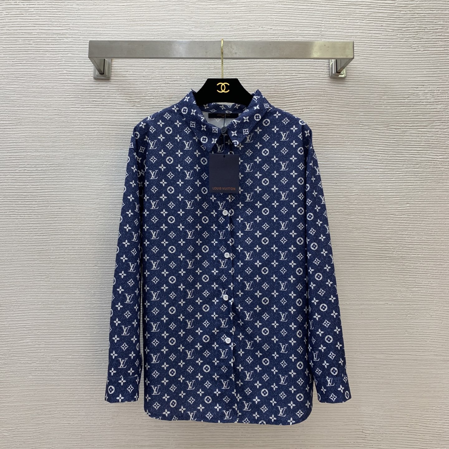 NO:333137,Model number D25061287 LOUIS*Dujia LV new style, presbyterian letter logo print, loose slim buttoned lapel arc pendulum long sleeve shirt!  Blue, (Size S shoulder width 49, bust 100, sleeve length 53, clothing length 71) hair, louis vuitton, louis vuitton, louis vuitton, louis vuitton, alexander wang19860909款号D25061287 LOUIS*驴家LV新款 通体老花字母logo印花宽松显瘦系扣翻领弧摆长袖衬衣！蓝色,（S码肩宽49,胸围100,袖长53,衣长71）发,,louis vuitton,louis vuitton,louis vuitton,louis vuitton,alexander wang,Women's clothing